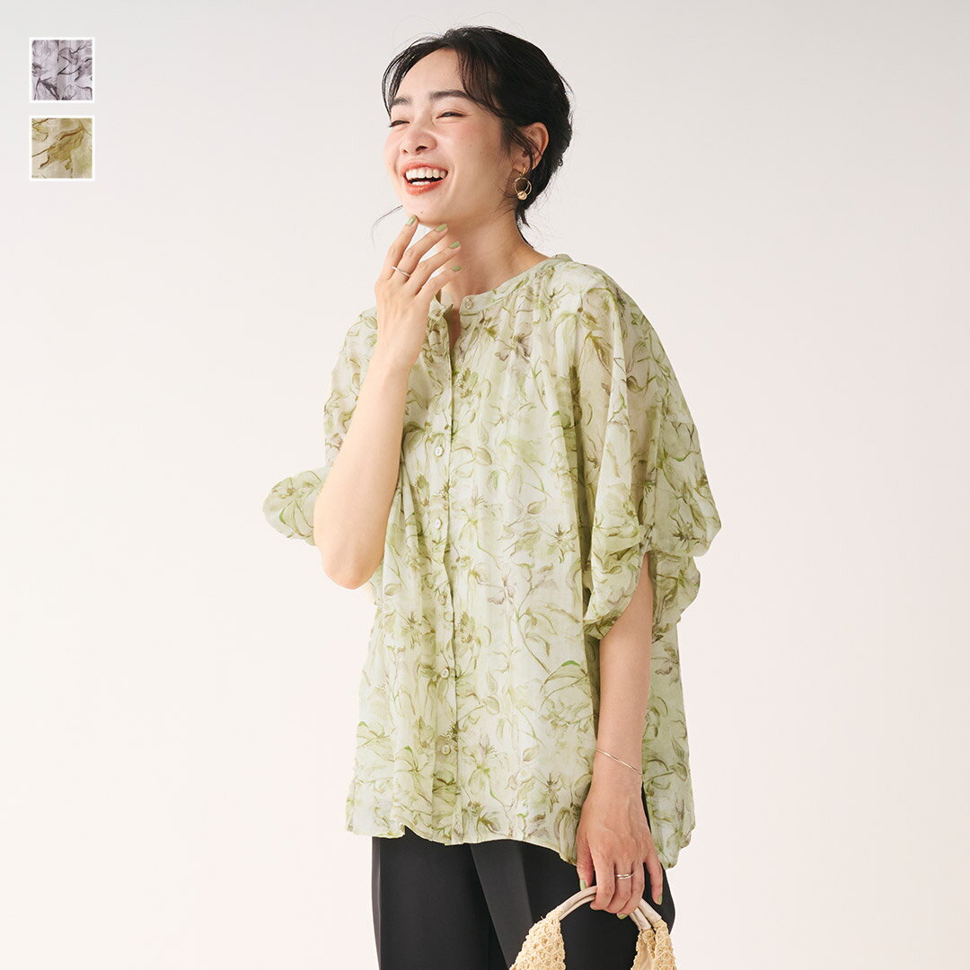 ●POINT・華やかなプリントがコーデのアクセントになり上品な印象に・ふんわりとしたボリュームスリーブと襟元のギャザーでフェミニンな雰囲気を演出・少し長めの着丈と裾に向かって広がるフレアシルエットで体型をカバー・軽やかな透け感のあるシアー素材・色合いのきれいなプリントが華やぎをプラス●機能ウォッシャブルカタログモデル身長グリーン：165cm、グレー：163cmサイズ詳細モデル身長：158cm-------------------透け感：あり厚さ：やや薄め伸縮性：なし裏地：なし光沢感：なし-------------------※撮影画像は、光の当たり具合や撮影環境により色味が違って見える場合がございます。また、ご覧になっているデバイスやモニター環境によって、実際の色味と多少異なって見える場合がございますので予めご了承をお願いいたします。●スタッフ着用レビュー158cm/FREEサイズ着用華やかなプリントで1枚でコーデの主役になるアイテムです。ヒップが隠れる丈感とフレアシルエットが軽やかにみせつつ体型もカバーしてくれます。ケユカアパレルは、ケアにも、着心地にも、コーディネートにもイージーな機能を。着るだけで気持ちをリセットできて、自然体になれるデザインに。明日も心地良いものになるように、日々の暮らしを支える服です。サイズ：フリーサイズ／肩巾＝65cm、身幅＝133cm、着丈＝62cm、袖丈＝15cm、裾巾＝135cmサイズの詳細はこちらカラー：グレー、グリーン素材：再生繊維(セルロース) 74%、ナイロン26%生産国：中国【お洗濯上のご注意】ネットを使用してお洗い下さい。アイロン掛けの際は当て布をして下さい。濡れた状態での放置はお避けください。雨や水に濡れた時、シミが発生することがありますので、濡れた時は、速やかに乾いたタオル等でふき取り、速やかに洗濯してください。濃色製品は使用中の摩擦や濡れた状態での接触で色移りすることがあります。洗濯絵表示の詳細はこちら