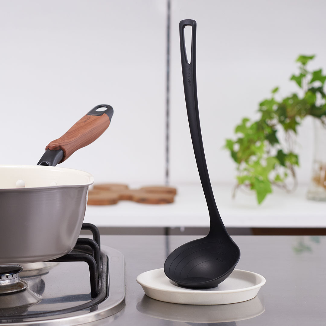 KEYUCA(ケユカ) バタリニー ナイロン スタンドレードル[お玉 自立 ナイロン おたま キッチンツール スタンドタイプ 目盛り付き 計量 キッチン用品 台所用品 食器洗浄機対応 食洗機対応 結婚祝い 新生活] 【グッドプライス】