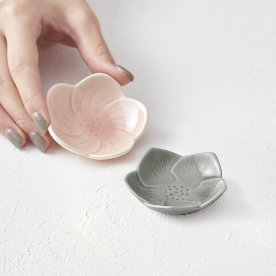 【KEYUCA公式店】ケユカ [美濃焼]箸置き豆皿[日本製 国産 食器 磁器 小皿 電子レンジ対応 食洗器対応 シンプル 豆皿 小さい レンジ対応 食洗機対応 花 かわいい おしゃれ 調味料 和食器 和食皿 薬味 お菓子 ティータイム 美濃焼皿 軽い 軽量 花柄 おしゃれ皿 オシャレ皿 hh]