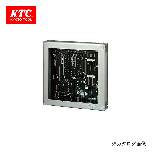 【メーカー】 ●京都機械工具（株） 【特長】 ●工具セットSK3568SS用の薄型収納メタルケースです。 ●影絵を施し、工具の管理にも便利です。 【用途】 ●収納具 【仕様】 ●色:シルバー ●外寸(mm)間口×奥行×高さ:600×145×600 ●有効内寸(mm)間口×奥行×高さ:- ●シリンダ錠(別売):取付可 ●ケース:メタル ●質量(kg):14 【材質・仕上げ】 ●本体:スチール ●シャッター:樹脂 【注意】 ●壁掛け、据え置きにかかわらずアンカーによる施工が必要です。 【原産国】 ●日本 【質量】 ●14KG 【関連商品】 KTC 京都機械工具 チェスト(3段3引出し) EKR-103 KTC 京都機械工具 チェスト(3段3引出し) EKR-113 KTC 京都機械工具 フラットトップチェスト(3段3引出し) シルバー EKR-2003 KTC 京都機械工具 フラットトップチェスト(3段3引出し) ブラック EKR-2003BK KTC 京都機械工具 フラットトップチェスト(3段3引出し) レッド EKR-2003R KTC 京都機械工具 EKR-103専用 サイドテーブル EKR-501 KTC 京都機械工具 EKR-103専用 サイドポケットL EKR-502L KTC 京都機械工具 EKR-103専用 サイドポケットS EKR-502S KTC 京都機械工具 ガレージマット EKR-701 KTC 京都機械工具 薄型収納メタルケース (パンチング仕様) EKS-101KTC　薄型収納メタルケース　EKS-103 インテリアに進化した新感覚工具ケース 様々な空間に自在にフィットする、今までにないメンテナンススタイルを提案する薄型 収納ケース。シャッターを開ければ工具が一覧でき、取り出しも収納もスムーズ。 工具セット「SK3568SS」用の薄型収納メタルケースです。 影絵を施し、工具の管理に便利です。 ※薄型収納メタルケース用パンチングボードEKS-501を装着すれば、パンチングボード 　 仕様に変更できます。