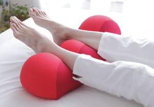秋田物産KHSHOPの王様の足枕 (超極小ビーズ素材　ムニュふわ〜の新感覚！) (レッド)　秋田　ビーチ株式会社　日本製　beech株式会社｜アングル2