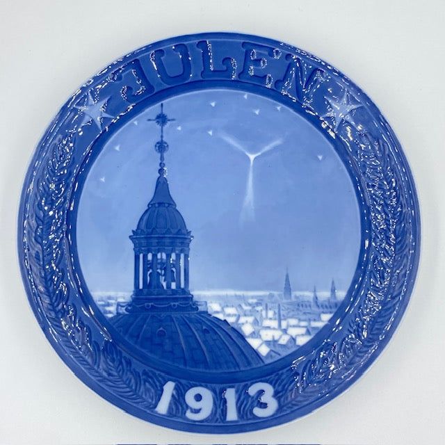 年式：1913年 コンディション：G ロイヤルコペンハーゲン（Royal Copenhagen）は、デンマークの陶器メーカーです。ロイヤルコペンハーゲンのイヤープレートは、1908年に初年度版を発売以来、毎年、さまざまはシーンを描き続けて100年を超え、世界中の人々を魅了してきました。世界中に多くのコレクターを持つイヤープレート。あらゆる記念日の軌跡として愛され続けてきたイヤープレートは、ご自身のコレクションとして、また、大切な方への記念日の贈り物としてお勧めのアイテムです。是非この機会にいかがでしょうか。 ■商品詳細 1913年製の「Spire of Frederik's Church, Copenhagen」　フレデリック教会の塔です。ロイヤルコペンハーゲンの波マークにスクラッチの無い「1級品」です。※掲載の写真は現物を撮影していますが、コバルトブルーの色味は、PCやスマホの環境により異なる場合があります。 商品サイズ： 直径　約18cm　高さ　約2.5cm 等級： 1級品　※2級品はロイヤルコペンハーゲンの波マークがスクラッチされています。 プレートの状態： 欠け、ヒビ、割れありません。釉薬のツヤも十分で大変美しい個体です。写真に写らない程度のごく微細なスレはある場合があります。※ロイヤルコペンハーゲンのイヤープレートは手塗りですので一点一点色味が異なります。多少の色飛びや小さな黒点、白点がある場合があります。 ボックス： なし 注意事項： ロイヤルコペンハーゲンのイヤープレートは手塗りですので一点一点色味が異なります。多少の色飛びや小さな黒点、白点がある場合があります。また、掲載写真は現物を撮影していますが、コバルトブルーの濃淡は、PCやスマホの環境により見え方が異なります事ご理解ください。年代物の中古品です。キズや凹み等も記載するようにしておりますが、見落としがある場合があります。詳細分かるように写真撮影しておりますので細かいところは写真でご確認お願いします。あくまで年代物の中古品をご理解の上ご購入お願い致します。メーカーの品質基準をクリアした商品です。色味等上記理由による返品交換等は出来ませんので、予めご了承お願い致します。 ※当サイトにて販売している商品は、店舗等でも販売しております。その為、サイトよりご注文を頂いた時点で稀に他で完売してしまい欠品していまう可能性がございます。在庫管理は、出来る限りリアルタイムな更新を心がけておりますが、万一欠品の場合はご了承ください。 管理♯01852