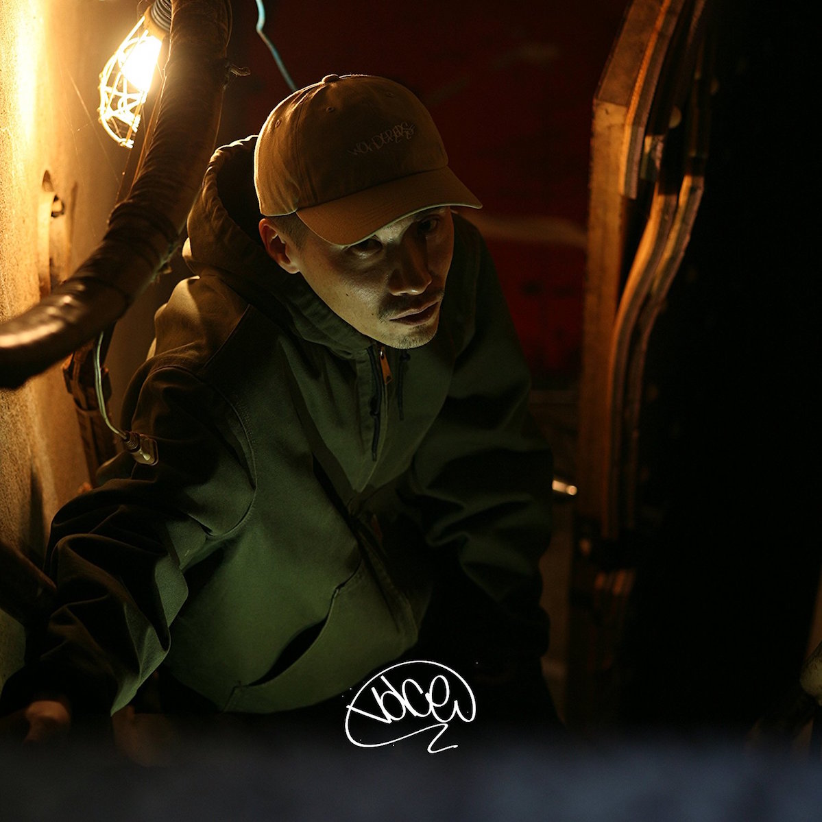 「MONJU / DOWN NORTH CAMP」のメンバーであり、東京ヒップホップ・シーン最高峰のMCとしても名高い「仙人掌()」のソロ・アルバム「VOICE」が入荷です！ SEEDA『街風』、PUNPEE『MOVIE ON THE SUNDAY』、S.L.A.C.K.『MY SPACE』、『Whalabout?』、BES FROM SWANKY SWIPE『REBUILT』、JUSWANNA『BLACK BOX』、メシアTHE フライ『MESS : KING OF DOPE』、NORIKIYO『OUTLET BLUES』等々、時代を代表する多くの作品に参加し、また同じ時期にリリースされたMONJUの作品でその存在はアンダーグラウンドで絶大な支持を受ける。その後もコンスタントにリリースされる客演作品で絶大なインパクトを残し、ソロ・アルバムのリリースも広く待ち望まれて来た東京ヒップホップ・シーン最高峰のラッパー仙人掌！CREATIVE PLATFORMとの会員限定盤のアルバムやQROIXとのストリート・アルバム、と一般流通されない作品のリリースを経て、今回遂にリリースとなる初のオフィシャル・アルバム『VOICE』は仙人掌の集大成と言ってしまって間違いないだろう。ISSUGIやBRON-K、ERAら、シーン屈指のラッパーたち、そして16FLIPやMASS-HOLE、FEBB、DOPEY等々、シーンが誇るドープなクリエイターたちが参加。VOICE OF THE GHETTO。URBAN BLUES。2015年、9SARI GROUP主催のMCバトル「KING OF KINGS」の東京予選Bにサプライズでエントリーし、優勝をかっさらってMCバトル・ファン／日本語ラップ・ヘッズにもあらためてその名を轟かせ、また東京のアンダーグラウンド・シーンを代表する二大レーベル、DOG EAR RECORDSとWDsoundsが初めて手と組んでリリースする、ということで今回のリリースはシーンにとっても事件として捉えられるはずだ！ -TRACK LIST- 1. SPOON OF STREET ／ Prod by MASS-HOLE 2. STREET TALK ／ Prod by FITZ AMBROSE 3. HUSTLE AND BUSTLE ／ Prod by ZZY 4. FACE OFF ／ Prod by 16FLIP 5. GOOD DAY BAD COP ／ Prod by febb 6. WHIRLWIND / feat. MIZUKI KAMATA ／ Prod by DOPEY 7. BE SURE ／ Prod by ZZY 8. SKIT v Prod by ZZY 9. STATE OF MIND / feat. ISSUGI & YUKSTA-ILL ／ Prod by 16FLIP 10. BACK TO MAC / feat. ERA & MUD / shout by CJ&JC ／ Prod by DJ FRESH 11. HERE WE COME / feat. BRON-K ／ Prod by FITZ AMBROSE 12. SUNDAY ／ Prod by TRINITYTINY1 13. 罰 ／ Prod by TRINITYTINY1 14. 愛 ／ Prod by WATTER 15. VOICE / feat. MIZUKI KAMATA & chi3chee ／ Prod by FITZ AMBROSE 商品詳細 注意点 ※当店は実店舗と在庫を共有している為、どうしても売り違いによる完売が生じてしまう場合がございます。 ※オーダー後に完売連絡を差し上げる場合もございますので、お客様のご理解とご協力お願い致します。