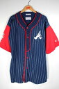 【STARTER(スターター)】社製の【ATLANTA BRAVES(アトランタ・ブレーブス)】のコットン・ベースボールシャツ(90年代製ヴィンテージ)が入荷です。 モデルは身長165cmの標準体型でXLサイズを着用しています。 POLYESTER-65% COTTON-35% MADE IN KOREA 【表記サイズ】・・XL 【実寸】・・前着丈76cm 後着丈80cm 身幅63cm 肩幅58cm 袖丈25cm 【状態】 上から3番目のボタンが欠損しています(写真参照)。 全体に多少の着用感はありますが、上記以外は特筆すべき汚れやダメージはありません。 ・USED商品ですので、神経質な方のご購入はご遠慮下さい。 ・USED商品の返品交換は商品の性質上お受けできませんのでご了承の上ご購入下さい。 ・細かい汚れなどについて僅かな見落としがあった場合は 実使用に支障がある場合を除き、御容赦願います。 ・サイズはタグ表記よりも実寸サイズを参考にして下さい。 ・実物と色が多少異なる場合が有りますのでご了承下さい。 USEDアイテム 一覧ページはこちら