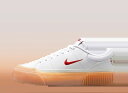 【今なら割引クーポン発行中】Nike ナイキ ウィメンズ コートレガシー リフト ホワイト/ガムイエロー/セイル/ユニバーシティレッド ナイキ FV5526-1...