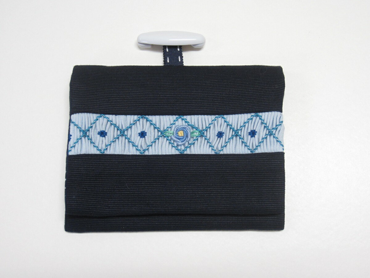 スモッキング刺繍【Patrician Style】つけポケット　紺地にブルーのスモッキングと小花
