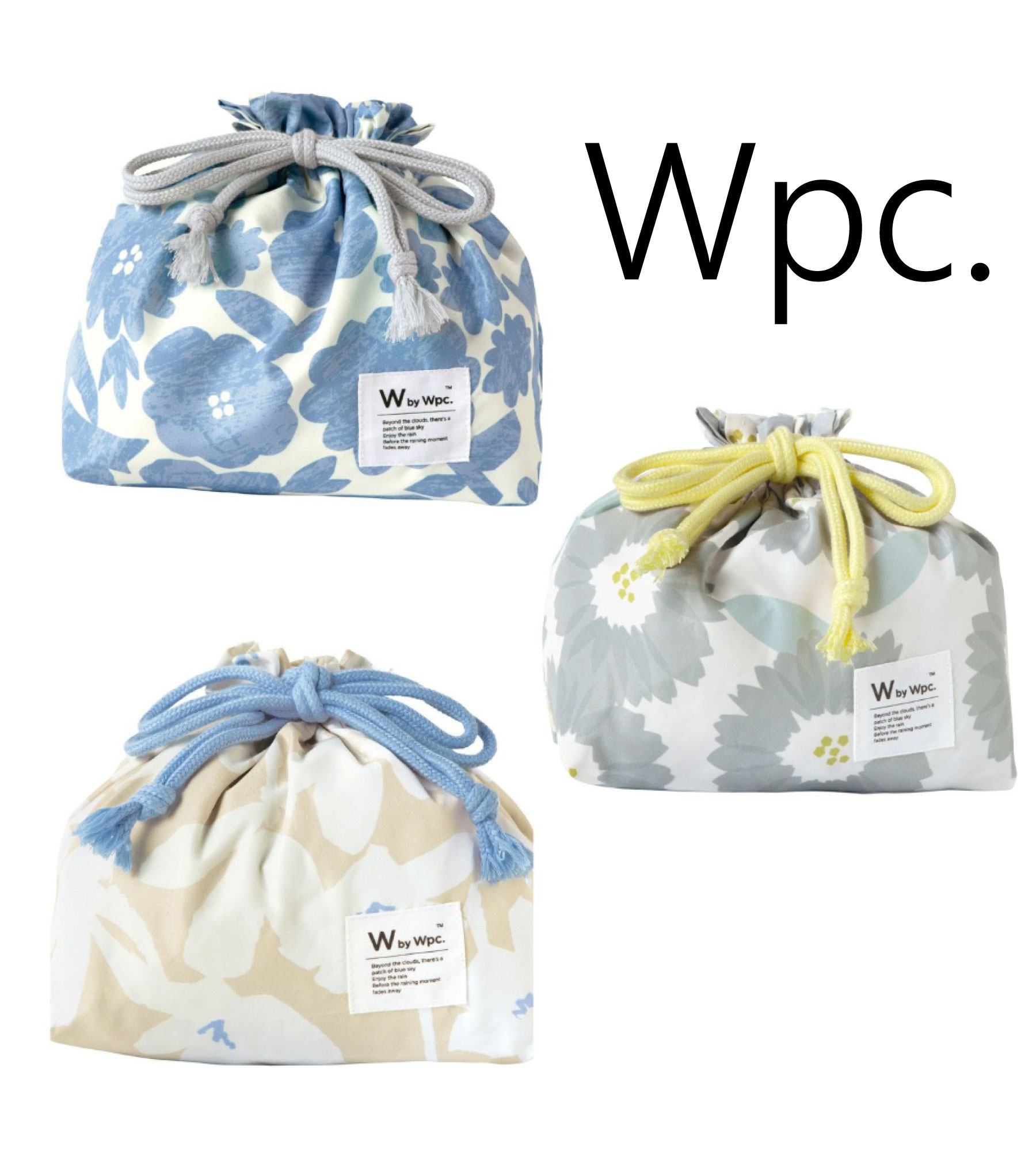 ●Wpc.の人気柄のお弁当巾着　第2弾 です ●撥水加工されているので汚れがつきにくい ●内側にポケットがついているので、保冷剤を収納できます ●簡易保冷生地を使用しており、はっ水加工も施しているため、汚れも付きにくくなっています 商品詳細 サイズ 幅19センチ×高さ22センチ×マチ10センチ カラー 花と鳥ブルー、ペールブロッサムグレー、クロッカスベージュ 素材 内側：ポリエステル　100％　 外側：ポリエステル　100％ ※画面上と実物では多少色具合が異なって見える場合もございます ご了承ください。