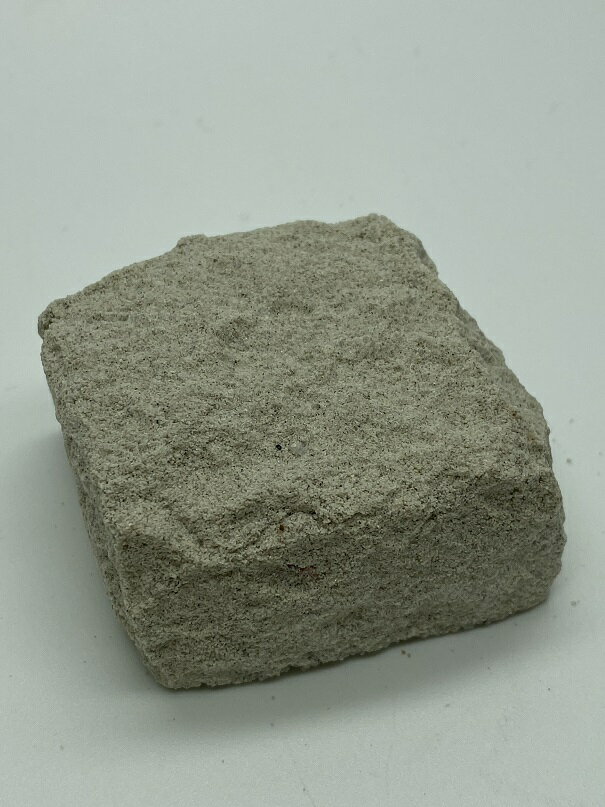 サクサクと砂のブロックを削ると、中からは本物のアンモナイトが出てきます。容易に掘り出すことができます。どこでも小スペースで発掘作業が楽しめます。(タガネは付属しておりません)材料サイズ:約50 ×50 ×H28mm