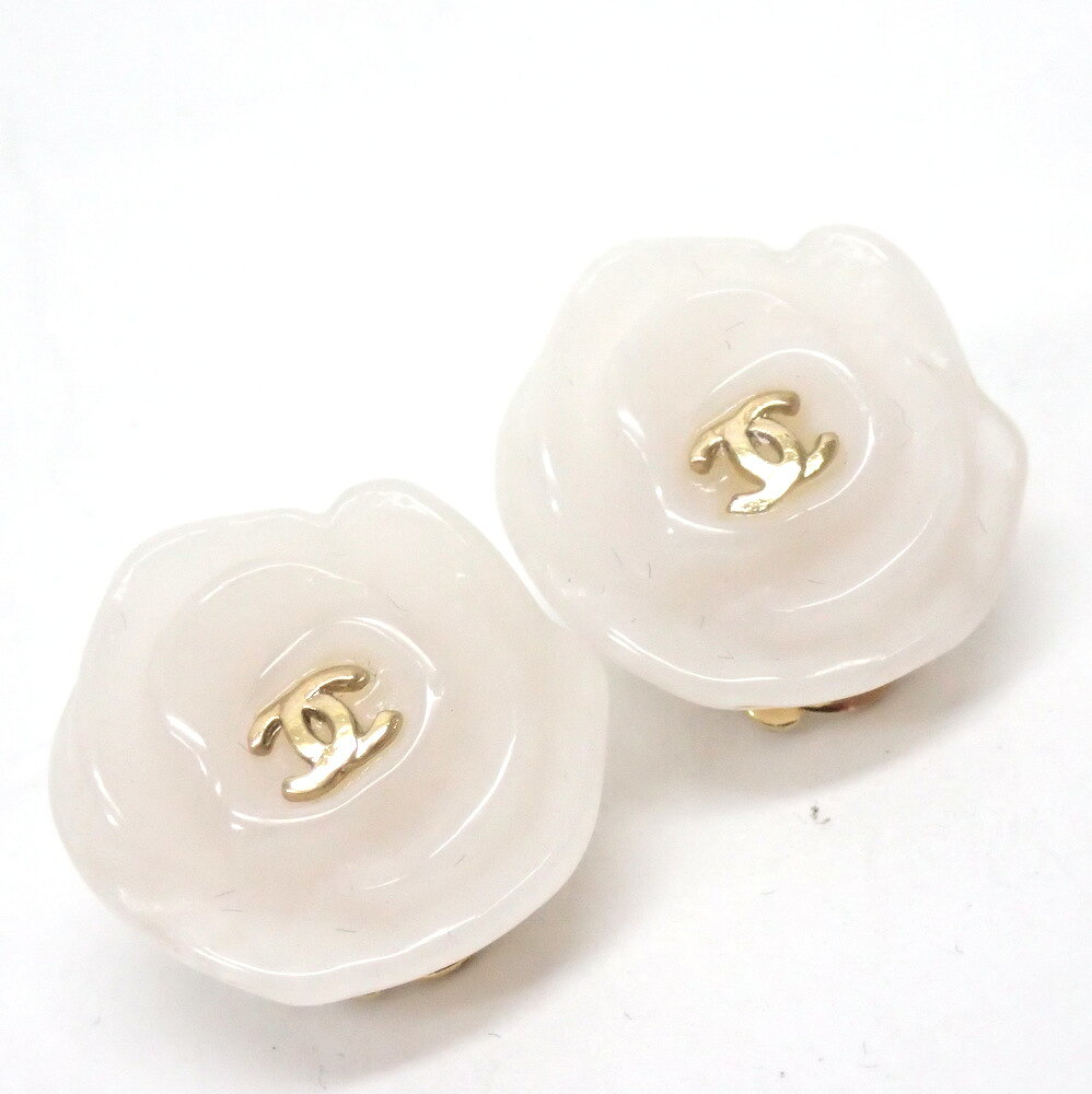 【★美品★】《送料込》　CHANEL　『カメリア イヤリング』　ホワイト/シルバー金具/フラワー/ボタン/コスチューム/アクセサリー/ジュエリー/シャネル/カメリア　【★セレブ愛用★】　28714k0240　＠【中古】のサムネイル
