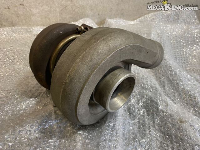 状態詳細 ■ 商品概要 カスタムや補修用・加工用のベース部品としてご活用いただけます。 ■ 商品状態 軸受け部分に横方向の軽微なガタが見受けられますが許容範囲となっており、 縦方向のガタはなさそうです。 羽部分に欠けはなくスムーズに回ります。 クラックや曲がりは見受けられません。 エキゾーストハウジング部分にボルトが溶接されています。（8枚目画像参照） ハウジング自体がしっかりと閉まっていませんが、まだ使用は可能です。 商品は中古品の為、キズ、除去しきれていない汚れ、相応の使用感などあります。 個人的な主観となりますので、必ず画像にてご判断をお願いします。 状態につきましては見落とし、記載漏れ等ある場合がございますのでご購入をお考えの方は不明点等あればお気軽にご質問ください。 完璧な状態を求める方はO/H前提にご入札をお願いします。 ※消耗品のパーツに関しては基本的に交換前提でお願いします。 付属品は画像の物がすべてとなります。　　掲載枚数の関係上、画像ではわかり難い部分もありますが、ご納得頂ける方のみでお願いします。 中古品という事をご理解頂き、ノークレーム、ノーリターンでお願い致します。 ※ご注意 エンジン部品に関しては車種違いで取り付けできない場合を除いて、完全ノークレーム、ノーリターンとさせて頂きます。 万が一車種違いの場合は商品到着後1週間以内にご連絡下さい。 ※（1週間以内にご連絡が無い場合、クレームは、一切受け付けません） 商品は現品のみですので返金にて対応させていただきます。 補償範囲は商品の落札代金のみで、送料・取り付け工賃・その他諸費用は補償範囲外とさせていただきます。 以上の事項に同意される方のみご購入下さい。 特徴 コンディションランク 【 C 】 一般中古品 使用感があり傷やダメージはありますが、問題なく使える一般的な商品。 メーカー 社外 タイプ - 型式・仕様 - 車種 - 品番 49175-50300 49175-10100 サイズ エキマニ径 約50mm タービン側取付ピッチ 約82mm × 約70mm ウエストゲート取付径 約60mm 参考適合車種 汎用 適合について 場合によっては加工が必要になる場合もございますので、マッチングに関しましては必ず上記記載車種を含め、ショップ等でご確認の上、ご入札ください。 適合に関しましてはあくまでも参考程度に記載しているため、適合を保証するものではありませんので一切クレームをお受けできないことをご了承ください。 あくまでもお客様の方でお調べ頂きご判断の上ご入札ください。 管理番号 2T8-1620 P:Oku - D:Higu - Ph:13 - SAGAWA　R:2310 / 27　-　25 - 23