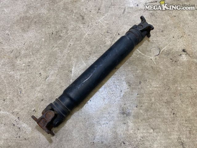 状態詳細 ■ 商品概要 トヨタ アルテッツァ（SXE10）から取り外された純正プロペラシャフトです。 ■ 商品状態 シャフト本体に割れやクラックは見受けられませんが、 表面に使用に伴うキズや塗装の剥がれ、小サビが見受けられます。 また、ジョイント部分には強めのサビが発生しており、 自重でスムーズに動いてしまう程度の緩みがあるため、内部にガタが生じている可能性が高いです。 現状でのそのままの使用ではなく、オーバーホール前提でお考え下さい。 商品は中古品の為、キズ、除去しきれていない汚れ、相応の使用感などあります。 個人的な主観となりますので、必ず画像にてご判断をお願いします。 状態につきましては見落とし、記載漏れ等ある場合がございますのでご購入をお考えの方は不明点等あればお気軽にご質問ください。 付属品は画像の物がすべてとなります。　　掲載枚数の関係上、画像ではわかり難い部分もありますが、ご納得頂ける方のみでお願いします。 中古品という事をご理解頂き、ノークレーム、ノーリターンでお願い致します。 特徴 コンディションランク 【 D 】 要補修品 使用感があり大きなダメージがある商品。 故障や破損や一部欠品など、何かしらの訳あり商品ではありますが部品取りや補修・修理して使われる方など状態よりも価格重視の商品。 メーカー トヨタ タイプ 純正 型式・仕様 SXE10 車種 アルテッツァ 品番 - サイズ 全長：約570mm ジョイント間：約497mm 管理番号 2T7-2090 P:Taka - D:Higu - Ph:6 - SAGAWA　R:2310 / 58　-　8 - 8