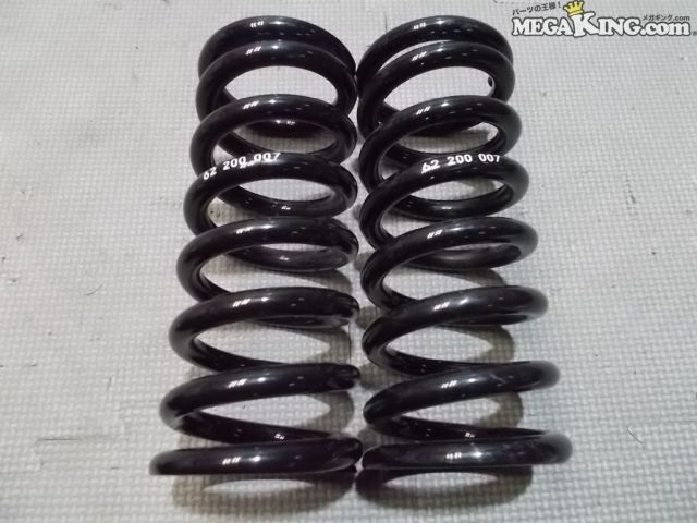 状態詳細 バネレートの詳細は不明です。 カット等は無さそうです。 商品は中古品の為、キズ、除去しきれていない汚れ、相応の使用感などあります。 個人的な主観となりますので、必ず画像にてご判断をお願いします。 状態につきましては見落とし、記載漏れ等ある場合がございますのでご購入をお考えの方は不明点等あればお気軽にご質問ください。 完璧な状態を求める方はO/H前提にご入札をお願いします。 ※消耗品のパーツに関しては基本的に交換前提でお願いします。 付属品は画像の物がすべてとなります。　　掲載枚数の関係上、画像ではわかり難い部分もありますが、ご納得頂ける方のみでお願いします。 中古品という事をご理解頂き、ノークレーム、ノーリターンでお願い致します。 ※ご注意 車高調、サスペンション、ショック、足廻り部品に関しては車種違いで取り付けできない場合を除いて、完全ノークレーム、ノーリターンとさせて頂きます。 万が一車種違いの場合は商品到着後1週間以内にご連絡下さい。 ※（1週間以内にご連絡が無い場合、クレームは、一切受け付けません） 商品は現品のみですので返金にて対応させていただきます。 補償範囲は商品の落札代金のみで、送料・取り付け工賃・その他諸費用は補償範囲外とさせていただきます。 以上の事項に同意される方のみご購入下さい。 特徴 コンディションランク 【 C 】 一般中古品 使用感があり傷やダメージはありますが、問題なく使える一般的な商品。 メーカー 社外 タイプ - 型式・仕様 - 車種 - 品番 62 200 007 サイズ 自由長：約201mm ID：約63mm 管理番号 P9-211 P:Bu - D:Higu - Ph:6 - SAGAWA　R:1340 / 25　-　15 - 25