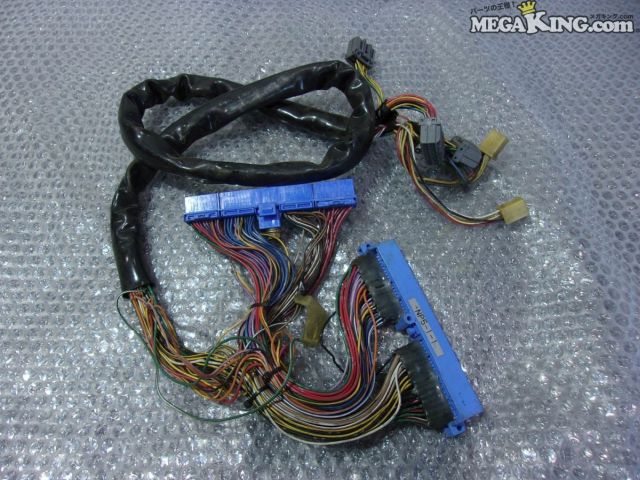 状態詳細 ハンダで配線をつなげている部分があります。（5枚目左上画像参照） 割れ、欠けは無さそうです。 商品は中古品の為、キズ、除去しきれていない汚れ、相応の使用感などあります。 個人的な主観となりますので、必ず画像にてご判断をお願いします。 状態につきましては見落とし、記載漏れ等ある場合がございますのでご購入をお考えの方は不明点等あればお気軽にご質問ください。 付属品は画像の物がすべてとなります。　　掲載枚数の関係上、画像ではわかり難い部分もありますが、ご納得頂ける方のみでお願いします。 中古品という事をご理解頂き、ノークレーム、ノーリターンでお願い致します。 特徴 コンディションランク 【 C 】 一般中古品 使用感があり傷やダメージはありますが、問題なく使える一般的な商品。 メーカー HKS タイプ - 型式・仕様 BNR32 車種 スカイライン GT-R 品番 NP5-1-1 管理番号 2T1-526 P:Sou - D:Higu - Ph:5 - SAGAWA　R:1630 / 25　-　30 - 10