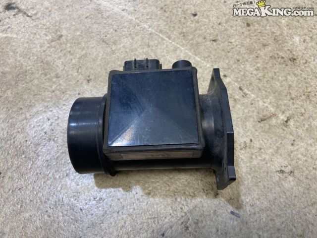 状態詳細 ■ 商品概要 日産スカイラインGT-RのRB26DETTエンジンに適合する純正のエアフロメーターです。1個のみです。 ■ 商品状態 外観には経年による擦れや取り外しに伴う汚れが見受けられますが、 樹脂部分に目立つ割れや欠けなどはなさそうです。 内部のメッシュ部分にも大きな歪みは見られません。 こちらは弊社にて動作の確認を行っていない未テスト品となります。 商品は中古品の為、キズ、除去しきれていない汚れ、相応の使用感などあります。 個人的な主観となりますので、必ず画像にてご判断をお願いします。 状態につきましては見落とし、記載漏れ等ある場合がございますのでご購入をお考えの方は不明点等あればお気軽にご質問ください。 付属品は画像の物がすべてとなります。　　掲載枚数の関係上、画像ではわかり難い部分もありますが、ご納得頂ける方のみでお願いします。 中古品という事をご理解頂き、ノークレーム、ノーリターンでお願い致します。 特徴 コンディションランク 【 D 】 要補修品 使用感があり大きなダメージがある商品。 故障や破損や一部欠品など、何かしらの訳あり商品ではありますが部品取りや補修・修理して使われる方など状態よりも価格重視の商品。 メーカー ニッサン タイプ 純正 型式・仕様 BNR32 車種 スカイライン GT-R 品番 22680-05U00 管理番号 2T7-742 P:Taka - D:Higu - Ph:6 - SAGAWA　R:1340 / 13　-　10 - 10