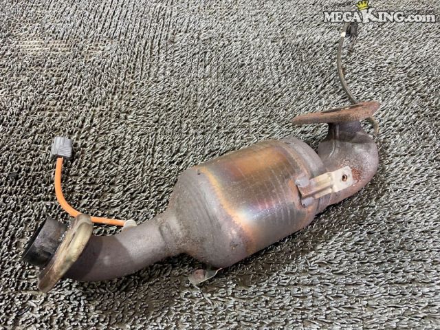状態詳細 ■ 商品概要 スズキのハスラー（MR31）から取り外した純正の触媒です。 ■ 商品状態 全体的に使用や経年に伴うサビや熱焼けによる変色が見受けられます。 外観には大きな曲がりや割れなどのクラックはなさそうです。 内部のハニカム構造は目視にて確認できており、かさつきや棚落ちはありません。 なお、内部の状態はカメラでの撮影が困難であったため画像には写っていません。 サビはあるものの通常の使用には問題ない状態です。 商品は中古品の為、キズ、除去しきれていない汚れ、相応の使用感などあります。 個人的な主観となりますので、必ず画像にてご判断をお願いします。 状態につきましては見落とし、記載漏れ等ある場合がございますのでご購入をお考えの方は不明点等あればお気軽にご質問ください。 付属品は画像の物がすべてとなります。　　掲載枚数の関係上、画像ではわかり難い部分もありますが、ご納得頂ける方のみでお願いします。 中古品という事をご理解頂き、ノークレーム、ノーリターンでお願い致します。 特徴 コンディションランク 【 C 】 一般中古品 使用感があり傷やダメージはありますが、問題なく使える一般的な商品。 メーカー スズキ タイプ 純正 型式・仕様 MR31 車種 ハスラー 品番 - 管理番号 2T7-814 P:Sou - D:Higu - Ph:7 - SAGAWA　R:2310 / 44　-　16 - 13