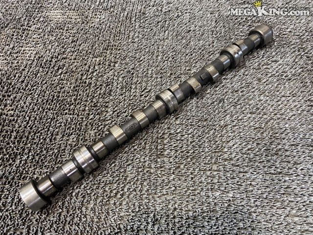 状態詳細 ■ 商品概要 日産L型エンジン用の純正オプションカムシャフトです。 ■ 商品状態 全体的に擦り傷や小傷があります。 また、カム山部分に削れが見受けられます。 目視の範囲では曲がりやクラックはなさそうですが、詳細な測定は行っていません。 ご使用の際は、ラッピングや防錆処理などのメンテナンスを行ってください。 商品は中古品の為、キズ、除去しきれていない汚れ、相応の使用感などあります。 個人的な主観となりますので、必ず画像にてご判断をお願いします。 状態につきましては見落とし、記載漏れ等ある場合がございますのでご購入をお考えの方は不明点等あればお気軽にご質問ください。 完璧な状態を求める方はO/H前提にご入札をお願いします。 ※消耗品のパーツに関しては基本的に交換前提でお願いします。 付属品は画像の物がすべてとなります。　　掲載枚数の関係上、画像ではわかり難い部分もありますが、ご納得頂ける方のみでお願いします。 中古品という事をご理解頂き、ノークレーム、ノーリターンでお願い致します。 ※ご注意 エンジン部品に関しては車種違いで取り付けできない場合を除いて、完全ノークレーム、ノーリターンとさせて頂きます。 万が一車種違いの場合は商品到着後1週間以内にご連絡下さい。 ※（1週間以内にご連絡が無い場合、クレームは、一切受け付けません） 商品は現品のみですので返金にて対応させていただきます。 補償範囲は商品の落札代金のみで、送料・取り付け工賃・その他諸費用は補償範囲外とさせていただきます。 以上の事項に同意される方のみご購入下さい。 特徴 コンディションランク 【 D 】 要補修品 使用感があり大きなダメージがある商品。 故障や破損や一部欠品など、何かしらの訳あり商品ではありますが部品取りや補修・修理して使われる方など状態よりも価格重視の商品。 メーカー ニッサン タイプ 純正 OP 型式・仕様 - 車種 - 品番 21 参考適合車種 ハコスカ ケンメリ 等 適合について 場合によっては加工が必要になる場合もございますので、マッチングに関しましては必ず上記記載車種を含め、ショップ等でご確認の上、ご入札ください。 適合に関しましてはあくまでも参考程度に記載しているため、適合を保証するものではありませんので一切クレームをお受けできないことをご了承ください。 あくまでもお客様の方でお調べ頂きご判断の上ご入札ください。 管理番号 2T7-831 P:Sou - D:Higu - Ph:13 - SAGAWA　R:2310 / 63　-　6 - 6