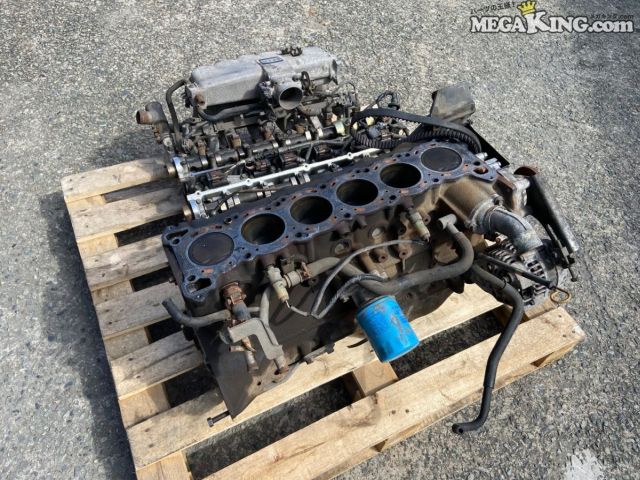 状態詳細 ■ 商品概要 日産のスポーツモデルとして高い人気を誇るスカイライン（HCR32型）に搭載されていた、 RB20純正エンジンです。 ■ 商品状態 画像の物が全てとなりますので、付属品等は画像をご確認ください。 各部に多くのサビが見受けられます。 また、ボルトに曲がりがあります。（10枚目画像参照） クランクシャフト自体はスルスルと回転することを確認していますが、 詳細なコンディションやパーツの過不足については不明であるため、 現状でのお渡しとなります。 オーバーホール前提でお考え下さい。 商品は中古品の為、キズ、除去しきれていない汚れ、相応の使用感などあります。 個人的な主観となりますので、必ず画像にてご判断をお願いします。 状態につきましては見落とし、記載漏れ等ある場合がございますのでご購入をお考えの方は不明点等あればお気軽にご質問ください。 完璧な状態を求める方はO/H前提にご入札をお願いします。 ※消耗品のパーツに関しては基本的に交換前提でお願いします。 付属品は画像の物がすべてとなります。　　掲載枚数の関係上、画像ではわかり難い部分もありますが、ご納得頂ける方のみでお願いします。 中古品という事をご理解頂き、ノークレーム、ノーリターンでお願い致します。 【配達についてご注意】 受取人名が個人名の場合、西濃運輸の営業所止めとなります。 ※こちらの商品は代引き及び時間指定がお受けできませんのでご了承ください。 「お届け先情報」に法人、ショップ様名のご記載がない場合は、全て受取人は個人様宛と判断されます。 （当店から発送時に確認のご連絡は一切行なっておりませんのでご自身の責任においてご登録をお願い致します） ※法人様宛てはご指定の住所まで直接配達となります。 ご購入後は、ご理解いただいたものとしてお取り引きを進めさせていただきます。 この配達方法は運送会社からの取り決めとされております。 そのためお受取人様を法人またはショップ様にご指定いただくことを強くお勧めいたします ※ご注意 エンジン部品に関しては車種違いで取り付けできない場合を除いて、完全ノークレーム、ノーリターンとさせて頂きます。 万が一車種違いの場合は商品到着後1週間以内にご連絡下さい。 ※（1週間以内にご連絡が無い場合、クレームは、一切受け付けません） 商品は現品のみですので返金にて対応させていただきます。 補償範囲は商品の落札代金のみで、送料・取り付け工賃・その他諸費用は補償範囲外とさせていただきます。 以上の事項に同意される方のみご購入下さい。 特徴 コンディションランク 【 D 】 要補修品 使用感があり大きなダメージがある商品。 故障や破損や一部欠品など、何かしらの訳あり商品ではありますが部品取りや補修・修理して使われる方など状態よりも価格重視の商品。 メーカー ニッサン タイプ 純正 型式・仕様 HCR32 車種 スカイライン 品番 RB20 728-550A 71L サイズ ピストントップ径 約約77mm 管理番号 4T7-809 P:Sou - D:Higu - Ph:18 - SEINO　R:28840 / 100　-　100 - 45
