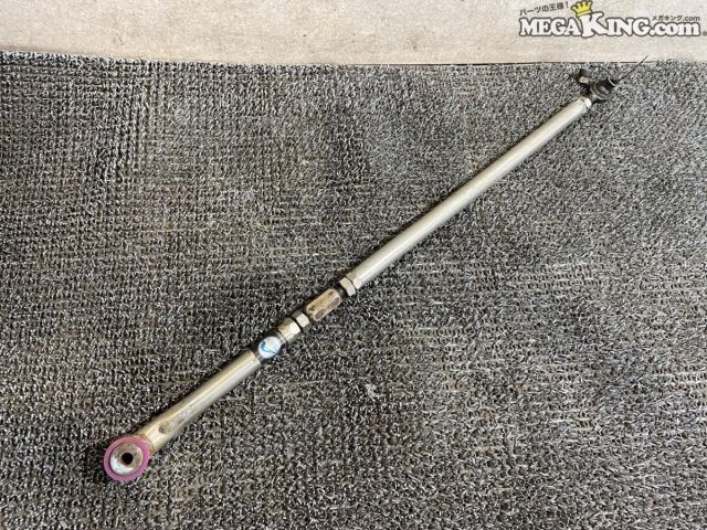 状態詳細 ■ 商品概要 スズキ DA64W エブリイに適合するファイナルコネクション製ステルス調整式ラテラルロッドです。 ■ 商品状態 全体的にスレやキズ、サビなどの使用感が見受けられます。 パイプ部分には凹みがあり、長さ調整ネジ部分には一部固着している箇所があります。（3枚目画像参照） また、ピロボール部分にガタが生じています。 クラックのような重大な破損は見受けられません。 商品は中古品の為、キズ、除去しきれていない汚れ、相応の使用感などあります。 個人的な主観となりますので、必ず画像にてご判断をお願いします。 状態につきましては見落とし、記載漏れ等ある場合がございますのでご購入をお考えの方は不明点等あればお気軽にご質問ください。 完璧な状態を求める方はO/H前提にご入札をお願いします。 ※消耗品のパーツに関しては基本的に交換前提でお願いします。 付属品は画像の物がすべてとなります。　　掲載枚数の関係上、画像ではわかり難い部分もありますが、ご納得頂ける方のみでお願いします。 中古品という事をご理解頂き、ノークレーム、ノーリターンでお願い致します。 ※ご注意 エンジン部品に関しては車種違いで取り付けできない場合を除いて、完全ノークレーム、ノーリターンとさせて頂きます。 万が一車種違いの場合は商品到着後1週間以内にご連絡下さい。 ※（1週間以内にご連絡が無い場合、クレームは、一切受け付けません） 商品は現品のみですので返金にて対応させていただきます。 補償範囲は商品の落札代金のみで、送料・取り付け工賃・その他諸費用は補償範囲外とさせていただきます。 以上の事項に同意される方のみご購入下さい。 特徴 コンディションランク 【 D 】 要補修品 使用感があり大きなダメージがある商品。 故障や破損や一部欠品など、何かしらの訳あり商品ではありますが部品取りや補修・修理して使われる方など状態よりも価格重視の商品。 メーカー ファイナルコネクション タイプ ステルス 型式・仕様 DA64W 車種 エブリイ 品番 - サイズ 全長 約890mm 穴から穴まで 約850mm 太さ 約26mm 管理番号 5T7-2182 P:Oku - D:Higu - Ph:6 - SAGAWA　R:2570 / 89　-　5 - 5
