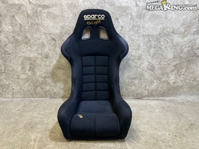 状態詳細 ■ 商品概要 シェル素材に軽量かつ非常に高剛性なドライカーボンを採用しており、 本格的なサーキット走行やスポーツ走行に最適なハイエンドモデルとなっています。 ■ 商品状態 生地の右側サポート部分に糸の解れや破れが見受けられます。 その他の生地部分には目立つ破れや酷いシミ痕などはなく、 全体的に比較的きれいな印象を保っています。 背面のドライカーボンシェルには使用や保管に伴う軽微な擦れ傷が見受けられますが、 割れなどの重大な破損はありません。 商品は中古品の為、キズ、除去しきれていない汚れ、相応の使用感などあります。 個人的な主観となりますので、必ず画像にてご判断をお願いします。 状態につきましては見落とし、記載漏れ等ある場合がございますのでご購入をお考えの方は不明点等あればお気軽にご質問ください。 付属品は画像の物がすべてとなります。　　掲載枚数の関係上、画像ではわかり難い部分もありますが、ご納得頂ける方のみでお願いします。 中古品という事をご理解頂き、ノークレーム、ノーリターンでお願い致します。 特徴 コンディションランク 【 B 】 良品 多少のダメージはありますが、中古品として比較的良好な商品。 メーカー Sparco スパルコ タイプ S-LIGHT 型式・仕様 - 車種 - 品番 CS.094.04 カラー_素材 ドライカーボン ブラック系 サイズ 背幅 約58cm 背面上 約25cm 背面下 約30cm 座面前 約35cm 座面後 約30cm 取付ピッチ 約29cm 管理番号 2T8-959 P:Taka - D:Higu - Ph:14 - SAGAWA　R:8420 / 58　-　62 - 90