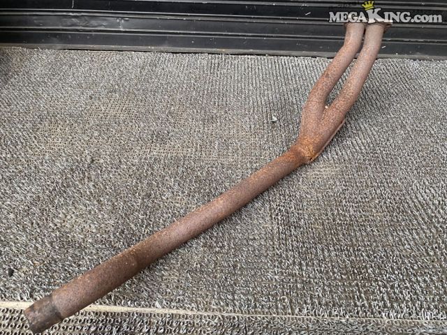状態詳細 ■ 商品概要 日産 510ブルーバードクーペ純正のフロントパイプです。 ■ 商品状態 全体的に経年相応のサビや腐食が強く出ています。 パイプ部分には腐食に伴うクラックや穴あき箇所が複数見受けられます。（5、6、7、8、10枚目画像参照） 修正前提でお考え下さい。 商品は中古品の為、キズ、除去しきれていない汚れ、相応の使用感などあります。 個人的な主観となりますので、必ず画像にてご判断をお願いします。 状態につきましては見落とし、記載漏れ等ある場合がございますのでご購入をお考えの方は不明点等あればお気軽にご質問ください。 付属品は画像の物がすべてとなります。　　掲載枚数の関係上、画像ではわかり難い部分もありますが、ご納得頂ける方のみでお願いします。 中古品という事をご理解頂き、ノークレーム、ノーリターンでお願い致します。 特徴 コンディションランク 【 D 】 要補修品 使用感があり大きなダメージがある商品。 故障や破損や一部欠品など、何かしらの訳あり商品ではありますが部品取りや補修・修理して使われる方など状態よりも価格重視の商品。 メーカー ニッサン タイプ 純正 型式・仕様 510 クーペ 車種 ブルーバード 品番 - サイズ 全長：約970mm 取付パイプ径：約42mm 取付ピッチ径：約65mm/約95mm パイプ径：約40mm 取付パイプ径：約35mm 管理番号 2T8-046 P:Saku - D:Higu - Ph:11 - SAGAWA　R:4480 / 102　-　20 - 12