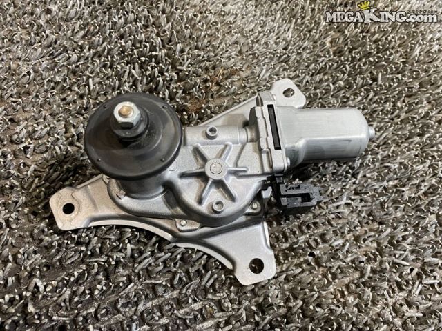 状態詳細 ■ 商品概要 ダイハツのタント（L375S）から取り外した純正のリアワイパーモーターです。 ■ 商品状態 外観には経年や使用に伴う小傷、薄い汚れなどが見受けられますが、 割れや欠けといった致命的な破損はありません。 金属製のステー部分に非常に軽い曲がりがありますので、画像にて状態をご確認ください。（6枚目画像参照） なお、こちらは弊社にて動作未確認のパーツとなります。 商品は中古品の為、キズ、除去しきれていない汚れ、相応の使用感などあります。 個人的な主観となりますので、必ず画像にてご判断をお願いします。 状態につきましては見落とし、記載漏れ等ある場合がございますのでご購入をお考えの方は不明点等あればお気軽にご質問ください。 付属品は画像の物がすべてとなります。　　掲載枚数の関係上、画像ではわかり難い部分もありますが、ご納得頂ける方のみでお願いします。 中古品という事をご理解頂き、ノークレーム、ノーリターンでお願い致します。 特徴 コンディションランク 【 D 】 要補修品 使用感があり大きなダメージがある商品。 故障や破損や一部欠品など、何かしらの訳あり商品ではありますが部品取りや補修・修理して使われる方など状態よりも価格重視の商品。 メーカー ダイハツ タイプ 純正 型式・仕様 L375S 車種 タント 品番 85130-B2090 849600-0605 管理番号 T7-429 P:Oku - D:Higu - Ph:6 - SAGAWA　R:1630 / 23　-　16 - 10
