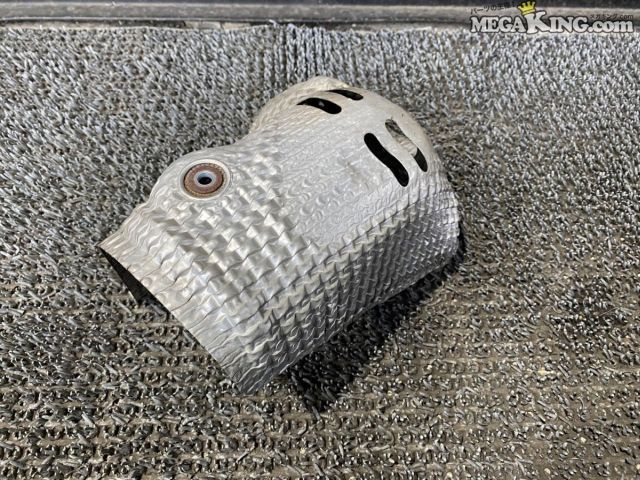 状態詳細 ■ 商品状態 全体的に走行や経年に伴う焼けや薄汚れが見受けられます。 ボルトの取付穴まわりにある金属パーツにはサビが出ています。 ただし、クラックや大きな曲がりといった致命的な破損はなさそうです。 実用には問題ない状態です。 ■ 付属品 写真に写っている遮熱板本体のみとなります。 取付用のボルトなどは付属しませんので、 現在お使いのものを流用していただくか、別途ご用意をお願いします。 商品は中古品の為、キズ、除去しきれていない汚れ、相応の使用感などあります。 個人的な主観となりますので、必ず画像にてご判断をお願いします。 状態につきましては見落とし、記載漏れ等ある場合がございますのでご購入をお考えの方は不明点等あればお気軽にご質問ください。 付属品は画像の物がすべてとなります。　　掲載枚数の関係上、画像ではわかり難い部分もありますが、ご納得頂ける方のみでお願いします。 中古品という事をご理解頂き、ノークレーム、ノーリターンでお願い致します。 特徴 コンディションランク 【 C 】 一般中古品 使用感があり傷やダメージはありますが、問題なく使える一般的な商品。 メーカー ダイハツ タイプ 純正 型式・仕様 L375S カスタム 車種 タント 品番 - 管理番号 4T6-782 P:Saku - D:Higu - Ph:6 - SAGAWA　R:2310 / 30　-　28 - 16