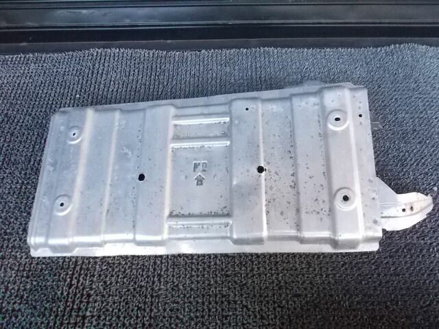 【中古】★激安!★V36 ? スカイライン ? 純正 ノーマル 遮熱板 アンダーガード カバー パネル 分かる方 / N12-1169