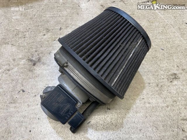 状態詳細 ■ 商品概要 日産シルビア（S13型）用の日産純正エアフロメーターです。 社外品であるM's、K&N製のエアクリーナーが装着された状態となっています。 ■ 商品状態 エアフロメーター本体には目立つ割れや欠けなどは見受けられず、 カプラー部分のピンにも大きな損傷はありません。 ただし、付属しているエアクリーナーのフィルター部分には一部に潰れやヨレ、 全体的な汚れといった使用感があります。 また、弊社にてエアフロの動作は未確認です。 商品は中古品の為、キズ、除去しきれていない汚れ、相応の使用感などあります。 個人的な主観となりますので、必ず画像にてご判断をお願いします。 状態につきましては見落とし、記載漏れ等ある場合がございますのでご購入をお考えの方は不明点等あればお気軽にご質問ください。 付属品は画像の物がすべてとなります。　　掲載枚数の関係上、画像ではわかり難い部分もありますが、ご納得頂ける方のみでお願いします。 中古品という事をご理解頂き、ノークレーム、ノーリターンでお願い致します。 特徴 コンディションランク 【 D 】 要補修品 使用感があり大きなダメージがある商品。 故障や破損や一部欠品など、何かしらの訳あり商品ではありますが部品取りや補修・修理して使われる方など状態よりも価格重視の商品。 メーカー ニッサン タイプ 純正 型式・仕様 S13 車種 シルビア 品番 22680 52F01 サイズ 上：約130mm 下：約185mm 厚み：約125mm 管理番号 2T7-851 P:Taka - D:Higu - Ph:7 - SAGAWA　R:2310 / 27　-　20 - 20