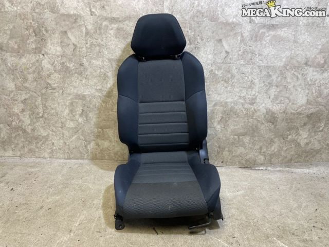 状態詳細 ■ 商品概要 S15型シルビアの純正シート左側です。 現在では希少となった絶版車のインテリアパーツで 純正戻しや他車種への流用パーツとしておすすめのアイテムです。 ■ 商品状態 座面やサイドサポート部分に多少の薄い擦れや汚れが見受けられますが、 生地の大きな破れや穴あきなどはなく、年式を考慮すると比較的良好な外観を保っています。 シートレールの裏面など金属部分には多少のサビが発生していますが、 リクライニング機構およびスライドレールの動作はスムーズに行える状態です。 商品は中古品の為、キズ、除去しきれていない汚れ、相応の使用感などあります。 個人的な主観となりますので、必ず画像にてご判断をお願いします。 状態につきましては見落とし、記載漏れ等ある場合がございますのでご購入をお考えの方は不明点等あればお気軽にご質問ください。 付属品は画像の物がすべてとなります。　　掲載枚数の関係上、画像ではわかり難い部分もありますが、ご納得頂ける方のみでお願いします。 中古品という事をご理解頂き、ノークレーム、ノーリターンでお願い致します。 特徴 コンディションランク 【 B 】 良品 多少のダメージはありますが、中古品として比較的良好な商品。 メーカー ニッサン タイプ 純正 型式・仕様 S15 車種 シルビア 品番 - カラー_素材 ブラック系 サイズ 背幅：約50cm 背面：上 約28cm、下 約30cm 座面：前 約36cm、後ろ 約29cm 管理番号 T7-843 P:Taka - D:Higu - Ph:8 - SAGAWA　R:8420 / 54　-　68 - 73