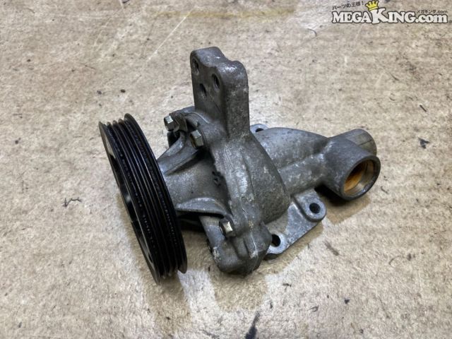 状態詳細 ■ 商品概要 スズキ パレット（MK21S）の純正ウォーターポンプです。 ■ 商品状態 外観にクラックなどの大きな破損は見受けられません。 手動にてプーリーがスムーズに回ることを確認しています。 金属の表面やパイプ接続部分の内部には、 経年や使用に伴うサビ跡、くすみ、変色などの使用感があります。 商品は中古品の為、キズ、除去しきれていない汚れ、相応の使用感などあります。 個人的な主観となりますので、必ず画像にてご判断をお願いします。 状態につきましては見落とし、記載漏れ等ある場合がございますのでご購入をお考えの方は不明点等あればお気軽にご質問ください。 完璧な状態を求める方はO/H前提にご入札をお願いします。 ※消耗品のパーツに関しては基本的に交換前提でお願いします。 付属品は画像の物がすべてとなります。　　掲載枚数の関係上、画像ではわかり難い部分もありますが、ご納得頂ける方のみでお願いします。 中古品という事をご理解頂き、ノークレーム、ノーリターンでお願い致します。 ※ご注意 エンジン部品に関しては車種違いで取り付けできない場合を除いて、完全ノークレーム、ノーリターンとさせて頂きます。 万が一車種違いの場合は商品到着後1週間以内にご連絡下さい。 ※（1週間以内にご連絡が無い場合、クレームは、一切受け付けません） 商品は現品のみですので返金にて対応させていただきます。 補償範囲は商品の落札代金のみで、送料・取り付け工賃・その他諸費用は補償範囲外とさせていただきます。 以上の事項に同意される方のみご購入下さい。 特徴 コンディションランク 【 C 】 一般中古品 使用感があり傷やダメージはありますが、問題なく使える一般的な商品。 メーカー スズキ タイプ 純正 型式・仕様 MK21S 車種 パレット 品番 - 管理番号 2T8-749 P:Taka - D:Higu - Ph:6 - SAGAWA　R:1340 / 19　-　13 - 13