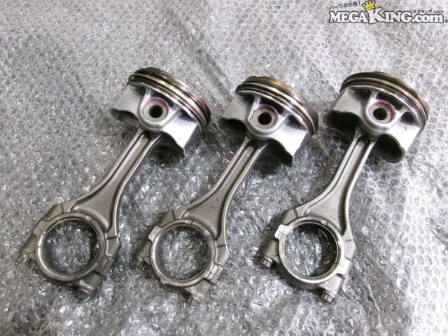状態詳細 側面に爪が引っかかるようなガリキズはありません。 クラックや曲がりは無さそうです。 商品は中古品の為、キズ、除去しきれていない汚れ、相応の使用感などあります。 個人的な主観となりますので、必ず画像にてご判断をお願いします。 状態につきましては見落とし、記載漏れ等ある場合がございますのでご購入をお考えの方は不明点等あればお気軽にご質問ください。 完璧な状態を求める方はO/H前提にご入札をお願いします。 ※消耗品のパーツに関しては基本的に交換前提でお願いします。 付属品は画像の物がすべてとなります。　　掲載枚数の関係上、画像ではわかり難い部分もありますが、ご納得頂ける方のみでお願いします。 中古品という事をご理解頂き、ノークレーム、ノーリターンでお願い致します。 ※ご注意 エンジン部品に関しては車種違いで取り付けできない場合を除いて、完全ノークレーム、ノーリターンとさせて頂きます。 万が一車種違いの場合は商品到着後1週間以内にご連絡下さい。 ※（1週間以内にご連絡が無い場合、クレームは、一切受け付けません） 商品は現品のみですので返金にて対応させていただきます。 補償範囲は商品の落札代金のみで、送料・取り付け工賃・その他諸費用は補償範囲外とさせていただきます。 以上の事項に同意される方のみご購入下さい。 特徴 コンディションランク 【 C 】 一般中古品 使用感があり傷やダメージはありますが、問題なく使える一般的な商品。 メーカー トヨタ タイプ 純正 型式・仕様 GXPA16 車種 ヤリス 品番 - サイズ トップ径：約87mm スカート径：約87.5mm 管理番号 4T4-886 P:Oku - D:Higu - Ph:7 - SAGAWA　R:1630 / 30　-　23 - 10