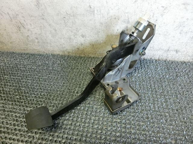 【中古】DC2 インテグラ 98スペック 純正 ブレーキペダル ステー付き / 2F8-1695