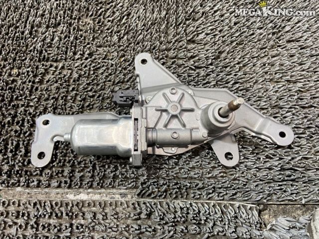 状態詳細 ■ 商品概要 ダイハツのムーヴ（L175S）に適合する純正のリアワイパーモーターです。 ■ 商品状態 外観には使用に伴う擦り傷や小傷があります。 また、シャフト部分には若干のサビが見受けられますが、 曲がりやクラックなどの大きな破損はありません。 なお、実車に取り付けての動作確認は行っておりません。 商品は中古品の為、キズ、除去しきれていない汚れ、相応の使用感などあります。 個人的な主観となりますので、必ず画像にてご判断をお願いします。 状態につきましては見落とし、記載漏れ等ある場合がございますのでご購入をお考えの方は不明点等あればお気軽にご質問ください。 付属品は画像の物がすべてとなります。　　掲載枚数の関係上、画像ではわかり難い部分もありますが、ご納得頂ける方のみでお願いします。 中古品という事をご理解頂き、ノークレーム、ノーリターンでお願い致します。 特徴 コンディションランク 【 D 】 要補修品 使用感があり大きなダメージがある商品。 故障や破損や一部欠品など、何かしらの訳あり商品ではありますが部品取りや補修・修理して使われる方など状態よりも価格重視の商品。 メーカー ダイハツ タイプ 純正 型式・仕様 L175S 車種 ムーヴ 品番 85130-B2070 849600-0461 管理番号 5T7-230 P:Sou - D:Higu - Ph:5 - SAGAWA　R:1630 / 28　-　15 - 13
