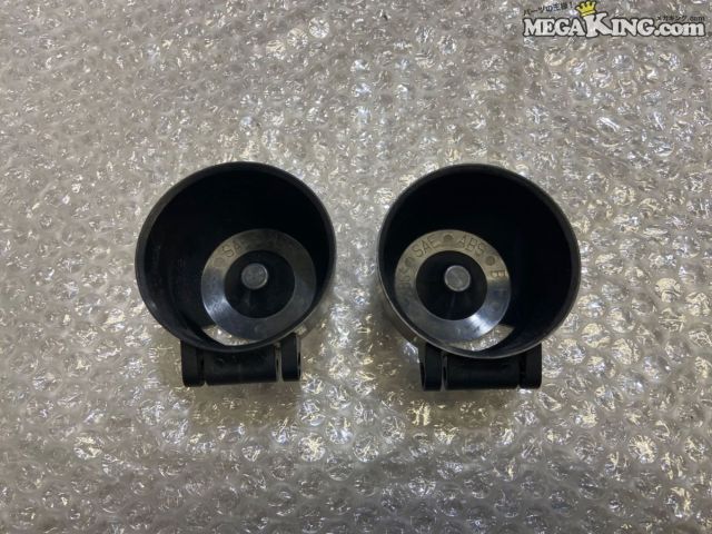 状態詳細 ■ 商品概要 車種を選ばずにお使いいただける、汎用の社外メーターホルダー2個セットです。 60Φサイズの追加メーターをすっきりと収めることができる、 シンプルなブラックカラーのケースとなっています。 ■ 商品状態 全体的に使用に伴う擦れや薄い小キズなどの使用感が見受けられます。 割れや欠けといった実用上の支障となるような大きな破損はありませんが、 外観の状態は写真にてご確認ください。 土台（ステーなど）は付属していませんので、取り付けの際は別途ご用意ください。 商品は中古品の為、キズ、除去しきれていない汚れ、相応の使用感などあります。 個人的な主観となりますので、必ず画像にてご判断をお願いします。 状態につきましては見落とし、記載漏れ等ある場合がございますのでご購入をお考えの方は不明点等あればお気軽にご質問ください。 付属品は画像の物がすべてとなります。　　掲載枚数の関係上、画像ではわかり難い部分もありますが、ご納得頂ける方のみでお願いします。 中古品という事をご理解頂き、ノークレーム、ノーリターンでお願い致します。 特徴 コンディションランク 【 C 】 一般中古品 使用感があり傷やダメージはありますが、問題なく使える一般的な商品。 メーカー 社外 タイプ - 型式・仕様 - 車種 - 品番 - サイズ 約60φ 管理番号 2T7-032 P:Taka - D:Higu - Ph:4 - SAGAWA　R:1340 / 13　-　8 - 5