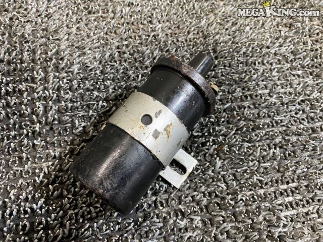 状態詳細 ■ 商品概要 汎用の社外イグニッションコイルです。 ■ 商品状態 全体的にサビや使用感が強く出ている状態です。 特にブラケットや端子のボルト部分にサビが多く見受けられます。 本体の樹脂部分等に目立つ割れや欠けはありません。 弊社では動作未確認です。 商品は中古品の為、キズ、除去しきれていない汚れ、相応の使用感などあります。 個人的な主観となりますので、必ず画像にてご判断をお願いします。 状態につきましては見落とし、記載漏れ等ある場合がございますのでご購入をお考えの方は不明点等あればお気軽にご質問ください。 付属品は画像の物がすべてとなります。　　掲載枚数の関係上、画像ではわかり難い部分もありますが、ご納得頂ける方のみでお願いします。 中古品という事をご理解頂き、ノークレーム、ノーリターンでお願い致します。 特徴 コンディションランク 【 D 】 要補修品 使用感があり大きなダメージがある商品。 故障や破損や一部欠品など、何かしらの訳あり商品ではありますが部品取りや補修・修理して使われる方など状態よりも価格重視の商品。 メーカー 社外 タイプ - 型式・仕様 - 車種 - 品番 - 参考適合車種 汎用 適合について 場合によっては加工が必要になる場合もございますので、マッチングに関しましては必ず上記記載車種を含め、ショップ等でご確認の上、ご入札ください。 適合に関しましてはあくまでも参考程度に記載しているため、適合を保証するものではありませんので一切クレームをお受けできないことをご了承ください。 あくまでもお客様の方でお調べ頂きご判断の上ご入札ください。 管理番号 2T7-065 P:Oku - D:Higu - Ph:4 - SAGAWA　R:1340 / 18　-　12 - 10
