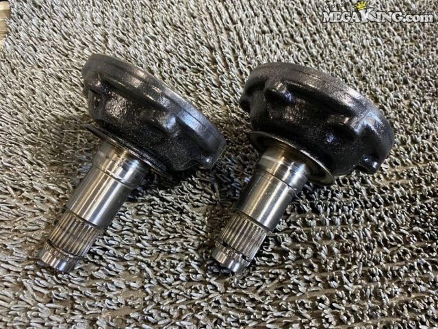 状態詳細 ■ 商品概要 SXE10 アルテッツァ純正サイドフランジ左右セットです。 ■ 商品状態 全体にシャーシブラックによる塗装が施されていますが、 クラックや曲がりなどは見受けられません。 実用に不具合をきたすような大きなダメージはなく、まだ使用可能な状態を保っています。 商品は中古品の為、キズ、除去しきれていない汚れ、相応の使用感などあります。 個人的な主観となりますので、必ず画像にてご判断をお願いします。 状態につきましては見落とし、記載漏れ等ある場合がございますのでご購入をお考えの方は不明点等あればお気軽にご質問ください。 完璧な状態を求める方はO/H前提にご入札をお願いします。 ※消耗品のパーツに関しては基本的に交換前提でお願いします。 付属品は画像の物がすべてとなります。　　掲載枚数の関係上、画像ではわかり難い部分もありますが、ご納得頂ける方のみでお願いします。 中古品という事をご理解頂き、ノークレーム、ノーリターンでお願い致します。 ※ご注意 エンジン部品に関しては車種違いで取り付けできない場合を除いて、完全ノークレーム、ノーリターンとさせて頂きます。 万が一車種違いの場合は商品到着後1週間以内にご連絡下さい。 ※（1週間以内にご連絡が無い場合、クレームは、一切受け付けません） 商品は現品のみですので返金にて対応させていただきます。 補償範囲は商品の落札代金のみで、送料・取り付け工賃・その他諸費用は補償範囲外とさせていただきます。 以上の事項に同意される方のみご購入下さい。 特徴 コンディションランク 【 C 】 一般中古品 使用感があり傷やダメージはありますが、問題なく使える一般的な商品。 メーカー トヨタ タイプ 純正 型式・仕様 SXE10 車種 アルテッツァ 品番 - サイズ 首下：約90mm スプライン径：約28mm 管理番号 4T7-574 P:Oku - D:Higu - Ph:6 - SAGAWA　R:1630 / 20　-　25 - 15