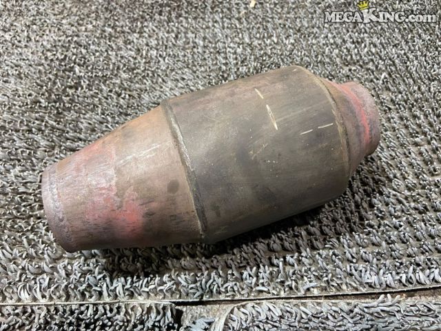 状態詳細 ■ 商品状態 外観の状態ですが、両端のパイプ部分がカットされています。 また、タイコ部分には使用に伴う傷や打痕が見受けられます。 内部のハニカム構造については崩れがなく、光を透過させた際も良好な状態を維持しています。 現状でパイプが短いため、車両への取り付けには溶接による延長やフランジの作成が必要になります。 あくまで加工・補修を前提としたベース部品としてお考えください。 商品は中古品の為、キズ、除去しきれていない汚れ、相応の使用感などあります。 個人的な主観となりますので、必ず画像にてご判断をお願いします。 状態につきましては見落とし、記載漏れ等ある場合がございますのでご購入をお考えの方は不明点等あればお気軽にご質問ください。 付属品は画像の物がすべてとなります。　　掲載枚数の関係上、画像ではわかり難い部分もありますが、ご納得頂ける方のみでお願いします。 中古品という事をご理解頂き、ノークレーム、ノーリターンでお願い致します。 特徴 コンディションランク 【 D 】 要補修品 使用感があり大きなダメージがある商品。 故障や破損や一部欠品など、何かしらの訳あり商品ではありますが部品取りや補修・修理して使われる方など状態よりも価格重視の商品。 メーカー HJSモータースポーツ タイプ - 型式・仕様 - 車種 - 品番 95 1544 5514515-01 カラー_素材 タイコ径：約108mm 参考適合車種 汎用 適合について 場合によっては加工が必要になる場合もございますので、マッチングに関しましては必ず上記記載車種を含め、ショップ等でご確認の上、ご入札ください。 適合に関しましてはあくまでも参考程度に記載しているため、適合を保証するものではありませんので一切クレームをお受けできないことをご了承ください。 あくまでもお客様の方でお調べ頂きご判断の上ご入札ください。 管理番号 2T5-1136 P:Sou - D:Other - Ph:10 - SAGAWA　R:1630 / 23　-　11 - 11