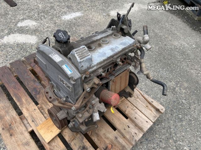 状態詳細 ■ 商品概要 トヨタのMR2（SW20型）前期モデルに搭載されていた、3S-GE型のNA純正エンジンです。 ■ 商品状態 外観には経年による汚れや腐食、サビが多く見受けられます。 クランクについては固着している可能性があり、回転が確認できませんでした。 また、フライホイール部分には全体的に強いサビが発生しています。 取り外すまでは使用されていたとのことですが、長期保管品であり、 弊社では詳細な動作確認を行っていないため、ジャンク品として出品いたします。 商品は中古品の為、キズ、除去しきれていない汚れ、相応の使用感などあります。 個人的な主観となりますので、必ず画像にてご判断をお願いします。 状態につきましては見落とし、記載漏れ等ある場合がございますのでご購入をお考えの方は不明点等あればお気軽にご質問ください。 完璧な状態を求める方はO/H前提にご入札をお願いします。 ※消耗品のパーツに関しては基本的に交換前提でお願いします。 付属品は画像の物がすべてとなります。　　掲載枚数の関係上、画像ではわかり難い部分もありますが、ご納得頂ける方のみでお願いします。 中古品という事をご理解頂き、ノークレーム、ノーリターンでお願い致します。 【配達についてご注意】 受取人名が個人名の場合、西濃運輸の営業所止めとなります。 ※こちらの商品は代引き及び時間指定がお受けできませんのでご了承ください。 「お届け先情報」に法人、ショップ様名のご記載がない場合は、全て受取人は個人様宛と判断されます。 （当店から発送時に確認のご連絡は一切行なっておりませんのでご自身の責任においてご登録をお願い致します） ※法人様宛てはご指定の住所まで直接配達となります。 ご購入後は、ご理解いただいたものとしてお取り引きを進めさせていただきます。 この配達方法は運送会社からの取り決めとされております。 そのためお受取人様を法人またはショップ様にご指定いただくことを強くお勧めいたします ※ご注意 エンジン部品に関しては車種違いで取り付けできない場合を除いて、完全ノークレーム、ノーリターンとさせて頂きます。 万が一車種違いの場合は商品到着後1週間以内にご連絡下さい。 ※（1週間以内にご連絡が無い場合、クレームは、一切受け付けません） 商品は現品のみですので返金にて対応させていただきます。 補償範囲は商品の落札代金のみで、送料・取り付け工賃・その他諸費用は補償範囲外とさせていただきます。 以上の事項に同意される方のみご購入下さい。 特徴 コンディションランク 【 J 】 ジャンク品 そのまま使える見込みがないほど故障や破損や一部欠品など、製品としての利用価値を失っているが、構成部品を取り出して再利用できそうな商品。 部品取りを目的としてお求めください。 重大な状態不良・欠品があると判断される商品もこちらに含まれます。 ※【J】ジャンク品は返品、返金、交換は一切承りません。 メーカー トヨタ タイプ 純正 型式・仕様 SW20 前期 NA 車種 MR2 品番 3S 1305463 管理番号 4T7-522 P:Sou - D:Higu - Ph:20 - SEINO　R:28840 / 100　-　100 - 81