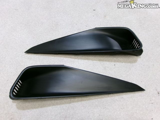 状態詳細 割れ、欠けは無さそうです。 商品は中古品の為、キズ、除去しきれていない汚れ、相応の使用感などあります。 個人的な主観となりますので、必ず画像にてご判断をお願いします。 状態につきましては見落とし、記載漏れ等ある場合がございますのでご購入をお考えの方は不明点等あればお気軽にご質問ください。 付属品は画像の物がすべてとなります。　　掲載枚数の関係上、画像ではわかり難い部分もありますが、ご納得頂ける方のみでお願いします。 中古品という事をご理解頂き、ノークレーム、ノーリターンでお願い致します。 特徴 コンディションランク 【 C 】 一般中古品 使用感があり傷やダメージはありますが、問題なく使える一般的な商品。 メーカー ホンダ タイプ 純正 型式・仕様 JW5 車種 S660 品番 74471-TDJ 74481-TDJ 管理番号 2S9-1352 P:Taka - D:Higu - Ph:6 - SAGAWA　R:2310 / 50　-　24 - 8
