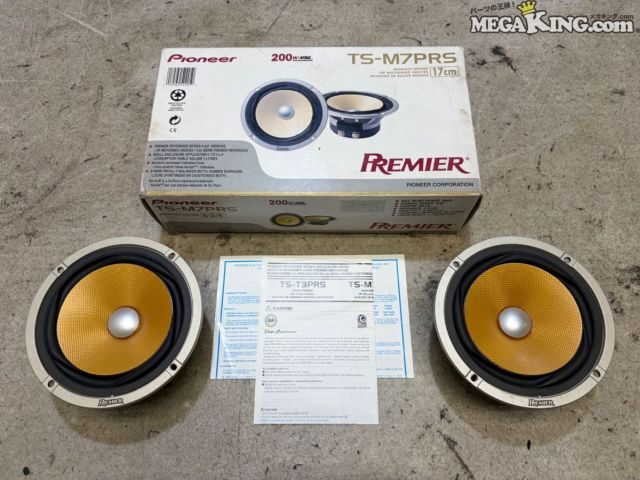 状態詳細 ■ 商品概要 パイオニアのハイグレードラインであるプレミアシリーズの17cmミッドバススピーカーです。 北米市場向けに展開されていた希少なモデルで、ケブラー繊維を使用した振動板が特徴です。 中低域の厚みとレスポンスの良さを兼ね備えており、高音質なカーオーディオ環境の構築に適しています。 ■ 商品状態 未使用の保管品です。 スピーカー本体はコーン面やエッジ、端子部分に至るまで非常に良好な状態を維持しています。 保管期間が長いため、外箱にはシミや擦れ、凹みなどのダメージがあります。 本体の品質には影響ありませんが、箱の状態を気にされる方はご注意ください。 特徴 コンディションランク 【 S 】 未使用・展示品 一定期間保管・展示されいていた商品。 商品画像撮影の為、開封の場合もあります。 メーカー US PIONEER タイプ PREMIER 型式・仕様 - 車種 - 品番 - サイズ 外径：約17cm 管理番号 T5-580 P:Taka - D:Other - Ph:6 - SAGAWA　R:1630 / 35　-　19 - 10