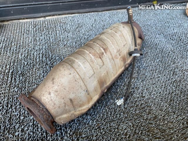 状態詳細 ■ 商品概要 貴重な純正キャタライザーで、補修のベース部品や加工用、素材用としてお役立ていただけます。 ■ 商品状態 外観の遮熱板部分には全体的に著しいサビや腐食、破れ、欠けが見受けられます。 タイコ部分には大きな破断や割れはなく、振った際のカサつき音や棚落ち感もありません。 内部のハニカムには目立った崩れや欠けはありません。 付属するO2センサーにつきましては、ブラケット部に割れなどのダメージがあり、 コネクター配線のカプラー部分が破損して端子が露出しているため動作は未確認となります。 O2センサーはおまけ程度としてお考えください。 商品は中古品の為、キズ、除去しきれていない汚れ、相応の使用感などあります。 個人的な主観となりますので、必ず画像にてご判断をお願いします。 状態につきましては見落とし、記載漏れ等ある場合がございますのでご購入をお考えの方は不明点等あればお気軽にご質問ください。 付属品は画像の物がすべてとなります。　　掲載枚数の関係上、画像ではわかり難い部分もありますが、ご納得頂ける方のみでお願いします。 中古品という事をご理解頂き、ノークレーム、ノーリターンでお願い致します。 特徴 コンディションランク 【 C 】 一般中古品 使用感があり傷やダメージはありますが、問題なく使える一般的な商品。 メーカー ミツビシ タイプ 純正 型式・仕様 CU2W 車種 エアトレック 品番 234000 8592 サイズ 取付パイプ径 約51mm 取付ピッチ径 約92mm タイコ径 約130mm 管理番号 T8-1549 P:Saku - D:Higu - Ph:11 - SAGAWA　R:2310 / 17　-　17 - 50
