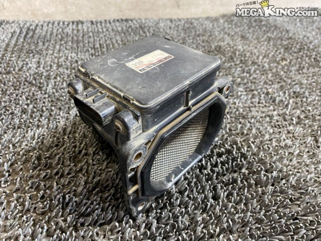 状態詳細 ■ 商品概要 三菱 ランサーエボリューション7（CT9A）用の純正エアフローメーターです。 エンジンへの吸入空気量を測定する重要な吸気系部品で、 補修用や予備パーツのベースとしてご活用いただけます。 ■ 商品状態 外観に割れや欠けは見受けられませんが、全体的に使用に伴う汚れや擦れ傷などがあります。 弊社では実車への取り付けや動作確認を行っていません。 商品は中古品の為、キズ、除去しきれていない汚れ、相応の使用感などあります。 個人的な主観となりますので、必ず画像にてご判断をお願いします。 状態につきましては見落とし、記載漏れ等ある場合がございますのでご購入をお考えの方は不明点等あればお気軽にご質問ください。 付属品は画像の物がすべてとなります。　　掲載枚数の関係上、画像ではわかり難い部分もありますが、ご納得頂ける方のみでお願いします。 中古品という事をご理解頂き、ノークレーム、ノーリターンでお願い致します。 特徴 コンディションランク 【 D 】 要補修品 使用感があり大きなダメージがある商品。 故障や破損や一部欠品など、何かしらの訳あり商品ではありますが部品取りや補修・修理して使われる方など状態よりも価格重視の商品。 メーカー ミツビシ タイプ 純正 型式・仕様 CT9A 車種 ランサーエボリューション7 品番 E5T08073 管理番号 T8-1587 P:Oku - D:Higu - Ph:8 - SAGAWA　R:1340 / 14　-　13 - 11