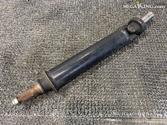 状態詳細 ■ 商品概要 AE86型カローラレビンおよびスプリンタートレノ向けのトヨタ純正プロペラシャフトです。 ■ 商品状態 全体的に経年使用や保管に伴うサビや擦れキズが見受けられます。 目立つクラック等は確認できませんが、ジョイント部にガタツキがあります。 また、円形フランジカバー部分に軽度の曲がりが確認できます。 商品は中古品の為、キズ、除去しきれていない汚れ、相応の使用感などあります。 個人的な主観となりますので、必ず画像にてご判断をお願いします。 状態につきましては見落とし、記載漏れ等ある場合がございますのでご購入をお考えの方は不明点等あればお気軽にご質問ください。 完璧な状態を求める方はO/H前提にご入札をお願いします。 ※消耗品のパーツに関しては基本的に交換前提でお願いします。 付属品は画像の物がすべてとなります。　　掲載枚数の関係上、画像ではわかり難い部分もありますが、ご納得頂ける方のみでお願いします。 中古品という事をご理解頂き、ノークレーム、ノーリターンでお願い致します。 ※ご注意 エンジン部品に関しては車種違いで取り付けできない場合を除いて、完全ノークレーム、ノーリターンとさせて頂きます。 万が一車種違いの場合は商品到着後1週間以内にご連絡下さい。 ※（1週間以内にご連絡が無い場合、クレームは、一切受け付けません） 商品は現品のみですので返金にて対応させていただきます。 補償範囲は商品の落札代金のみで、送料・取り付け工賃・その他諸費用は補償範囲外とさせていただきます。 以上の事項に同意される方のみご購入下さい。 特徴 コンディションランク 【 D 】 要補修品 使用感があり大きなダメージがある商品。 故障や破損や一部欠品など、何かしらの訳あり商品ではありますが部品取りや補修・修理して使われる方など状態よりも価格重視の商品。 メーカー トヨタ タイプ 純正 型式・仕様 AE86 車種 レビン トレノ 品番 - サイズ 全長 約610mm 径 約65mm 管理番号 T7-1941 P:Sou - D:Higu - Ph:7 - SAGAWA　R:2570 / 61　-　10 - 10