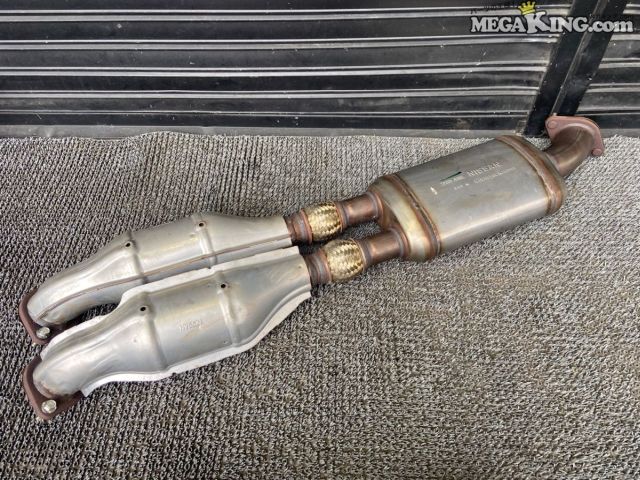 状態詳細 ■ 商品概要 純正戻しや車検用の予備部品、補修用のベースパーツとしておすすめのアイテムです。 ■ 商品状態 外観には使用に伴う焼き色や軽度のサビ、擦れ傷があり、 遮熱板部分には一部軽い凹みがみ受けられます。 パイプ本体に大きな曲がりやクラック、割れなどの著しい損傷はありません。 内部のハニカム構造に目立つ崩れや詰まりはなく、まだ使用できる状態です。 商品は中古品の為、キズ、除去しきれていない汚れ、相応の使用感などあります。 個人的な主観となりますので、必ず画像にてご判断をお願いします。 状態につきましては見落とし、記載漏れ等ある場合がございますのでご購入をお考えの方は不明点等あればお気軽にご質問ください。 付属品は画像の物がすべてとなります。　　掲載枚数の関係上、画像ではわかり難い部分もありますが、ご納得頂ける方のみでお願いします。 中古品という事をご理解頂き、ノークレーム、ノーリターンでお願い致します。 特徴 コンディションランク 【 C 】 一般中古品 使用感があり傷やダメージはありますが、問題なく使える一般的な商品。 メーカー ニッサン タイプ 純正 型式・仕様 R35 車種 GT-R 品番 20300-JF00A 管理番号 2T8-961 P:Sou - D:Higu - Ph:10 - SAGAWA　R:5240 / 120　-　26 - 14