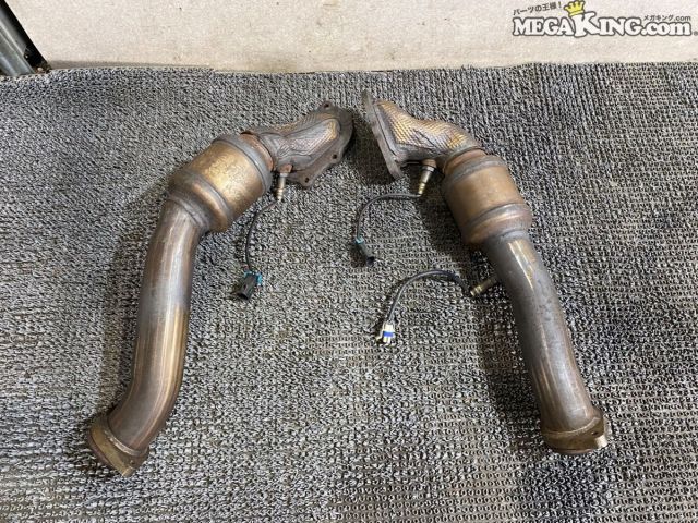 状態詳細 ■ 商品概要 シボレー C6 コルベットの純正触媒左右セットです。 ■ 商品状態 パイプ本体やタイコ部分に棚落ちやクラック、著しい曲がりなどは見受けられません。 触媒内部のハニカム部分は、外側の1枠にわずかな崩れが見られますが、 全体的に大きな崩れは見受けられません。（3枚目画像参照） 金属特有の焼き色やスレ、薄いサビなどの使用感はありますが、ご使用に問題のない状態です。 商品は中古品の為、キズ、除去しきれていない汚れ、相応の使用感などあります。 個人的な主観となりますので、必ず画像にてご判断をお願いします。 状態につきましては見落とし、記載漏れ等ある場合がございますのでご購入をお考えの方は不明点等あればお気軽にご質問ください。 付属品は画像の物がすべてとなります。　　掲載枚数の関係上、画像ではわかり難い部分もありますが、ご納得頂ける方のみでお願いします。 中古品という事をご理解頂き、ノークレーム、ノーリターンでお願い致します。 特徴 コンディションランク 【 C 】 一般中古品 使用感があり傷やダメージはありますが、問題なく使える一般的な商品。 メーカー シボレー タイプ 純正 型式・仕様 C6 車種 コルベット 品番 12594054 114657 1106S7 0005088 0005069 管理番号 2T8-782 P:Oku - D:Higu - Ph:13 - SAGAWA　R:4480 / 83　-　45 - 20