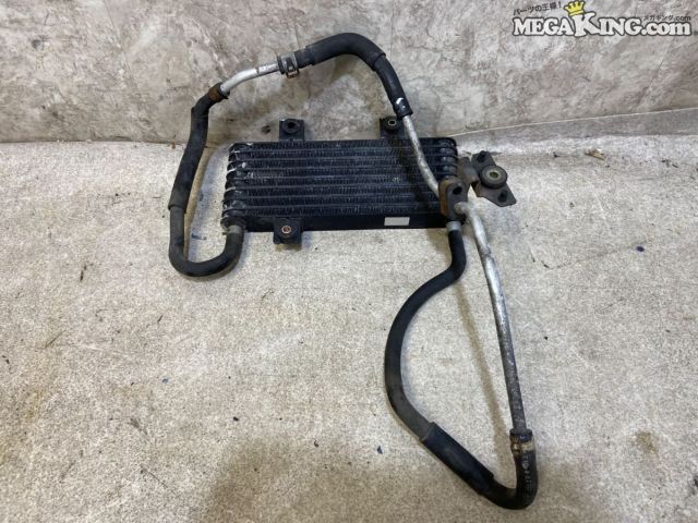 状態詳細 ■ 商品概要 日産 ER34 スカイラインから取り外された純正のオイルクーラーです。 ■ 商品状態 コア部分やフィン全体に多数の潰れや曲がり、擦り傷が見受けられます。 金属部分やブラケットには白サビや腐食が発生しており、 ホースやゴム類にも経年劣化や使用感があります。 商品は中古品の為、キズ、除去しきれていない汚れ、相応の使用感などあります。 個人的な主観となりますので、必ず画像にてご判断をお願いします。 状態につきましては見落とし、記載漏れ等ある場合がございますのでご購入をお考えの方は不明点等あればお気軽にご質問ください。 完璧な状態を求める方はO/H前提にご入札をお願いします。 ※消耗品のパーツに関しては基本的に交換前提でお願いします。 付属品は画像の物がすべてとなります。　　掲載枚数の関係上、画像ではわかり難い部分もありますが、ご納得頂ける方のみでお願いします。 中古品という事をご理解頂き、ノークレーム、ノーリターンでお願い致します。 ※ご注意 エンジン部品に関しては車種違いで取り付けできない場合を除いて、完全ノークレーム、ノーリターンとさせて頂きます。 万が一車種違いの場合は商品到着後1週間以内にご連絡下さい。 ※（1週間以内にご連絡が無い場合、クレームは、一切受け付けません） 商品は現品のみですので返金にて対応させていただきます。 補償範囲は商品の落札代金のみで、送料・取り付け工賃・その他諸費用は補償範囲外とさせていただきます。 以上の事項に同意される方のみご購入下さい。 特徴 コンディションランク 【 D 】 要補修品 使用感があり大きなダメージがある商品。 故障や破損や一部欠品など、何かしらの訳あり商品ではありますが部品取りや補修・修理して使われる方など状態よりも価格重視の商品。 メーカー ニッサン タイプ 純正 型式・仕様 ER34 車種 スカイライン 品番 - 管理番号 2T8-848 P:Bu - D:Higu - Ph:10 - SAGAWA　R:2570 / 38　-　49 - 12