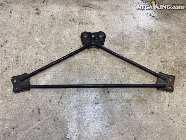 状態詳細 ■ 商品概要 トヨタのJZX100系チェイサー純正フロントメンバーブレースです。 ■ 商品状態 全体的に経年使用による塗装の剥がれやサビが各所に見受けられます。 目視で確認できるような重大なクラックや大きな曲がりはなく、 取り付けに支障が出るような損傷はありません。 商品は中古品の為、キズ、除去しきれていない汚れ、相応の使用感などあります。 個人的な主観となりますので、必ず画像にてご判断をお願いします。 状態につきましては見落とし、記載漏れ等ある場合がございますのでご購入をお考えの方は不明点等あればお気軽にご質問ください。 完璧な状態を求める方はO/H前提にご入札をお願いします。 ※消耗品のパーツに関しては基本的に交換前提でお願いします。 付属品は画像の物がすべてとなります。　　掲載枚数の関係上、画像ではわかり難い部分もありますが、ご納得頂ける方のみでお願いします。 中古品という事をご理解頂き、ノークレーム、ノーリターンでお願い致します。 ※ご注意 車高調、サスペンション、ショック、足廻り部品に関しては車種違いで取り付けできない場合を除いて、完全ノークレーム、ノーリターンとさせて頂きます。 万が一車種違いの場合は商品到着後1週間以内にご連絡下さい。 ※（1週間以内にご連絡が無い場合、クレームは、一切受け付けません） 商品は現品のみですので返金にて対応させていただきます。 補償範囲は商品の落札代金のみで、送料・取り付け工賃・その他諸費用は補償範囲外とさせていただきます。 以上の事項に同意される方のみご購入下さい。 特徴 コンディションランク 【 C 】 一般中古品 使用感があり傷やダメージはありますが、問題なく使える一般的な商品。 メーカー トヨタ タイプ 純正 型式・仕様 JZX100 車種 チェイサー 品番 - 参考適合車種 マーク2 クレスタ 等 適合について 場合によっては加工が必要になる場合もございますので、マッチングに関しましては必ず上記記載車種を含め、ショップ等でご確認の上、ご入札ください。 適合に関しましてはあくまでも参考程度に記載しているため、適合を保証するものではありませんので一切クレームをお受けできないことをご了承ください。 あくまでもお客様の方でお調べ頂きご判断の上ご入札ください。 管理番号 2T7-1155 P:Taka - D:Higu - Ph:7 - SAGAWA　R:2570 / 71　-　31 - 3