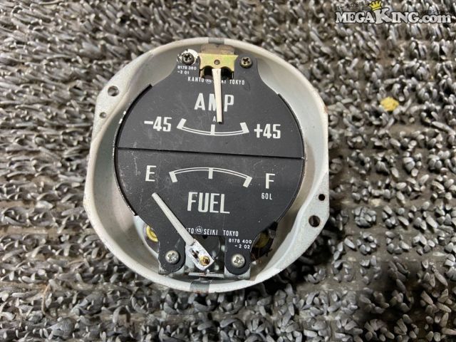 状態詳細 ■ 商品概要 日産 S30型フェアレディZの純正ガソリン・アンメーターです。 燃料計（FUEL）と電流計（AMP）が一体となった当時の貴重な2連メーターで、 絶版旧車のオリジナルパーツとなっています。 ■ 商品状態 外観には経年によるサビや汚れが見受けられます。 前面のカバーが欠品しており、 文字盤や針が露出している状態です。 配線はカットされています。 また、背面の配線がカットされています。動作については未確認です。 カバーが欠品している為、ジャンク品としてお考え下さい。 商品は中古品の為、キズ、除去しきれていない汚れ、相応の使用感などあります。 個人的な主観となりますので、必ず画像にてご判断をお願いします。 状態につきましては見落とし、記載漏れ等ある場合がございますのでご購入をお考えの方は不明点等あればお気軽にご質問ください。 付属品は画像の物がすべてとなります。　　掲載枚数の関係上、画像ではわかり難い部分もありますが、ご納得頂ける方のみでお願いします。 中古品という事をご理解頂き、ノークレーム、ノーリターンでお願い致します。 特徴 コンディションランク 【 J 】 ジャンク品 そのまま使える見込みがないほど故障や破損や一部欠品など、製品としての利用価値を失っているが、構成部品を取り出して再利用できそうな商品。 部品取りを目的としてお求めください。 重大な状態不良・欠品があると判断される商品もこちらに含まれます。 ※【J】ジャンク品は返品、返金、交換は一切承りません。 メーカー ニッサン タイプ 純正 型式・仕様 S30 車種 フェアレディZ 品番 - 管理番号 2T7-1192 P:Sou - D:Higu - Ph:6 - SAGAWA　R:1040 / 9　-　10 - 5