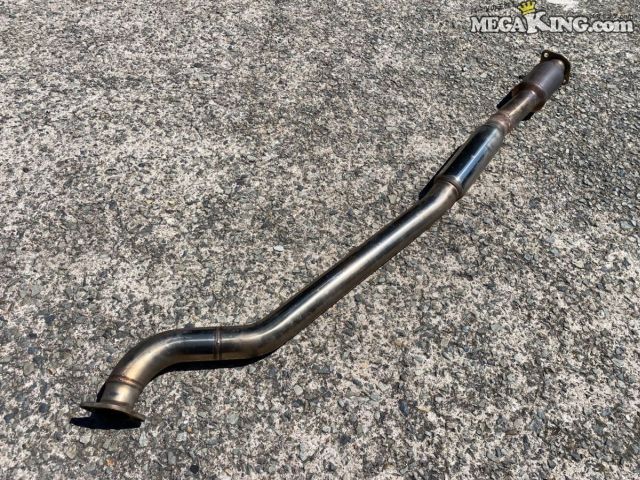 状態詳細 ■ 商品概要 オールステンレス製となっており、排気効率の向上やカスタムパーツとしてお使いいただけます。 希少な排気パーツですので、補修用や加工ベースとしてもご活用いただけます。 ■ 商品状態 触媒側のパイプが溶接加工されています。（5枚目画像参照） 本体はオールステンレス製で、全体的に使用に伴う変色や擦り傷、 浅いへこみが見受けられます。（9、10枚目画像参照） パイプの一部に異物が付着して溶けたような跡があります。（6枚目画像参照） また、触媒側のフランジ部分に軽い曲がりが生じています。（3枚目画像参照） 内部のハニカムについては目立つ崩れや棚落ち、カサつきはなく良好な状態を保っています。 商品は中古品の為、キズ、除去しきれていない汚れ、相応の使用感などあります。 個人的な主観となりますので、必ず画像にてご判断をお願いします。 状態につきましては見落とし、記載漏れ等ある場合がございますのでご購入をお考えの方は不明点等あればお気軽にご質問ください。 付属品は画像の物がすべてとなります。　　掲載枚数の関係上、画像ではわかり難い部分もありますが、ご納得頂ける方のみでお願いします。 中古品という事をご理解頂き、ノークレーム、ノーリターンでお願い致します。 【配達についてご注意】 受取人名が個人名の場合、西濃運輸の営業所止めとなります。 ※こちらの商品は代引き及び時間指定がお受けできませんのでご了承ください。 「お届け先情報」に法人、ショップ様名のご記載がない場合は、全て受取人は個人様宛と判断されます。 （当店から発送時に確認のご連絡は一切行なっておりませんのでご自身の責任においてご登録をお願い致します） ※法人様宛てはご指定の住所まで直接配達となります。 ご購入後は、ご理解いただいたものとしてお取り引きを進めさせていただきます。 この配達方法は運送会社からの取り決めとされております。 そのためお受取人様を法人またはショップ様にご指定いただくことを強くお勧めいたします 特徴 コンディションランク 【 C 】 一般中古品 使用感があり傷やダメージはありますが、問題なく使える一般的な商品。 メーカー 社外 タイプ - 型式・仕様 BH5 車種 レガシィ 品番 N45 A00999 カラー_素材 オールステンレス サイズ 取付ピッチ 約105mm / 取付フランジ径 約75mm 取付ピッチ 約90mm / 取付フランジ径 約60mm 触媒幅 約95mm タイコ 約85mm パイプ径 約65mm 管理番号 T9-002 P:Oku - D:Higu - Ph:13 - SEINO　R:9700 / 175　-　25 - 15