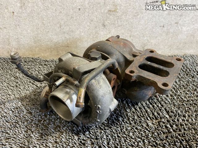 状態詳細 ■ 商品概要 マツダ FC3S型 RX-7の後期型に採用されていたマツダ純正のタービンです。 現在では希少となったロータリーエンジン用の当時物パーツです。 ■ 商品状態 全体的に経年によるサビや油汚れが強く見受けられます 羽には大きな曲がりや欠けがあります。（6枚目画像参照） また、シャフト軸には縦ガタおよび横ガタが出ています。 配管の細いパイプ部分にも曲がりがあります。 目視の範囲ではハウジングのクラックはなさそうです。 オーバーホール前提でお考え下さい。 商品は中古品の為、キズ、除去しきれていない汚れ、相応の使用感などあります。 個人的な主観となりますので、必ず画像にてご判断をお願いします。 状態につきましては見落とし、記載漏れ等ある場合がございますのでご購入をお考えの方は不明点等あればお気軽にご質問ください。 完璧な状態を求める方はO/H前提にご入札をお願いします。 ※消耗品のパーツに関しては基本的に交換前提でお願いします。 付属品は画像の物がすべてとなります。　　掲載枚数の関係上、画像ではわかり難い部分もありますが、ご納得頂ける方のみでお願いします。 中古品という事をご理解頂き、ノークレーム、ノーリターンでお願い致します。 ※ご注意 エンジン部品に関しては車種違いで取り付けできない場合を除いて、完全ノークレーム、ノーリターンとさせて頂きます。 万が一車種違いの場合は商品到着後1週間以内にご連絡下さい。 ※（1週間以内にご連絡が無い場合、クレームは、一切受け付けません） 商品は現品のみですので返金にて対応させていただきます。 補償範囲は商品の落札代金のみで、送料・取り付け工賃・その他諸費用は補償範囲外とさせていただきます。 以上の事項に同意される方のみご購入下さい。 特徴 コンディションランク 【 D 】 要補修品 使用感があり大きなダメージがある商品。 故障や破損や一部欠品など、何かしらの訳あり商品ではありますが部品取りや補修・修理して使われる方など状態よりも価格重視の商品。 メーカー マツダ タイプ 純正 型式・仕様 FC3S 後期 車種 RX-7 品番 N37013700C HT18S-2S 2153 管理番号 4T7-681 P:Oku - D:Higu - Ph:10 - SAGAWA　R:2310 / 33　-　23 - 27